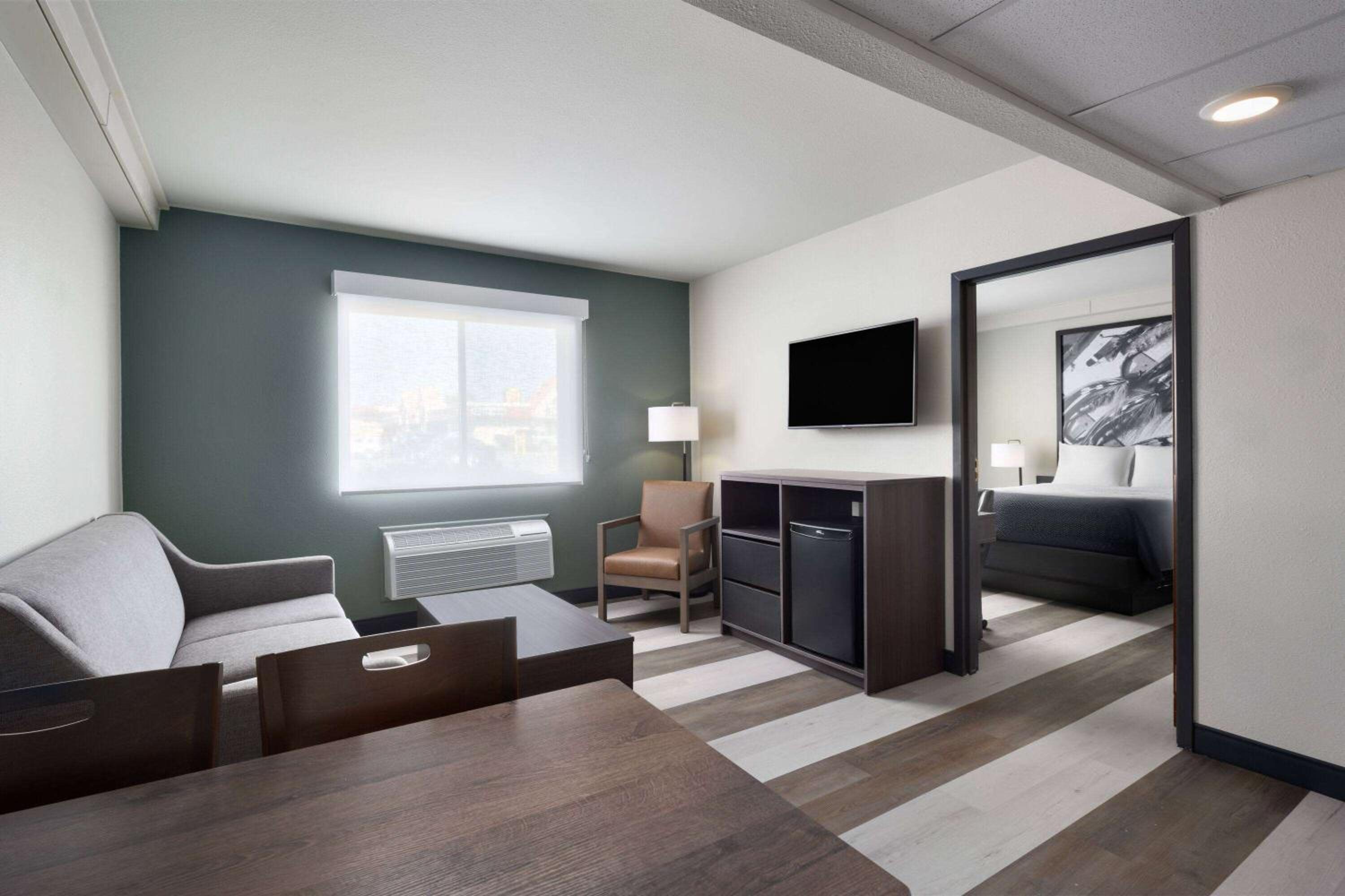 Standard Queen One-Bedroom - Non-Smoking - Photo 5
