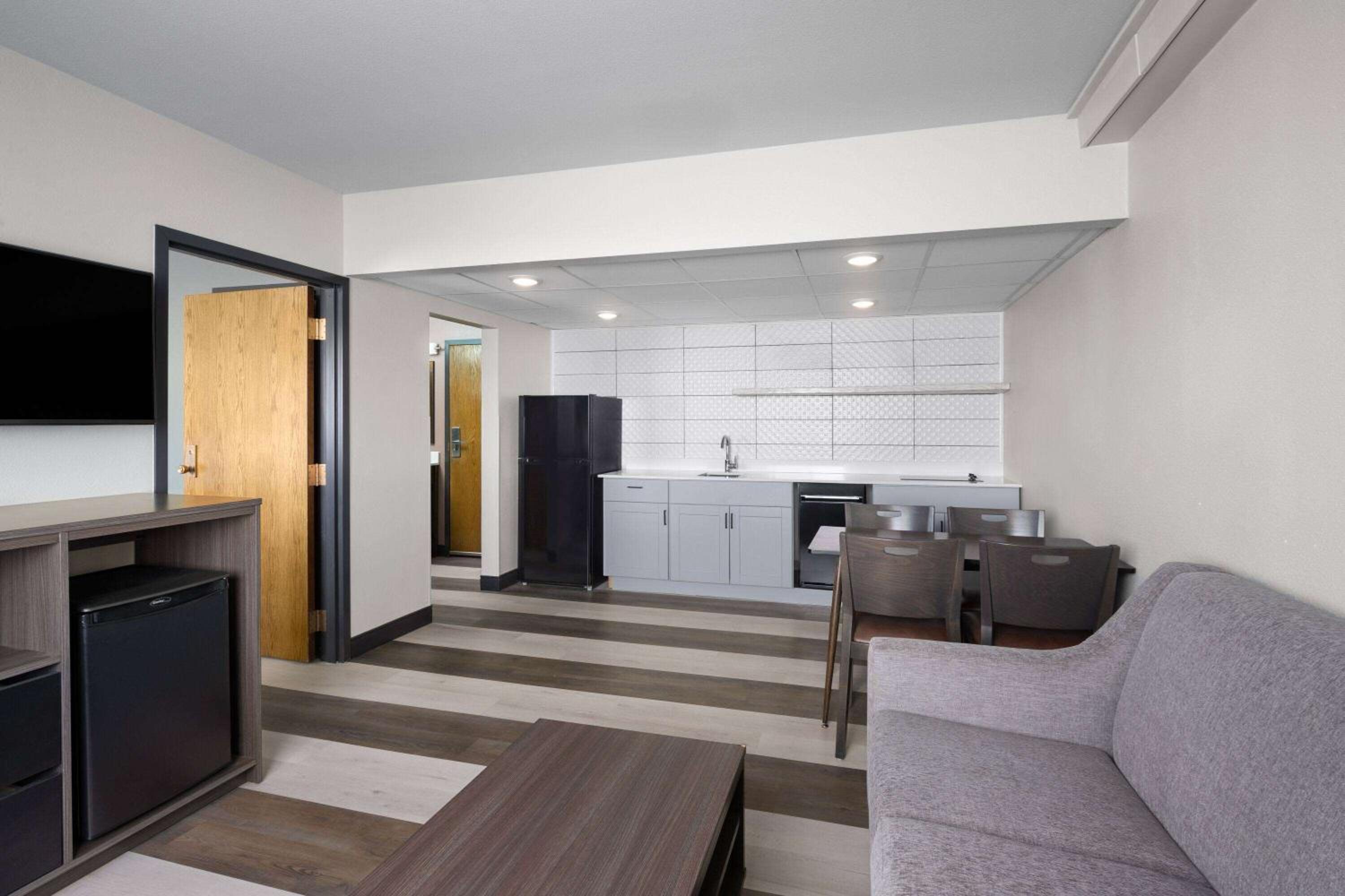 Standard Queen One-Bedroom - Non-Smoking - Photo 2
