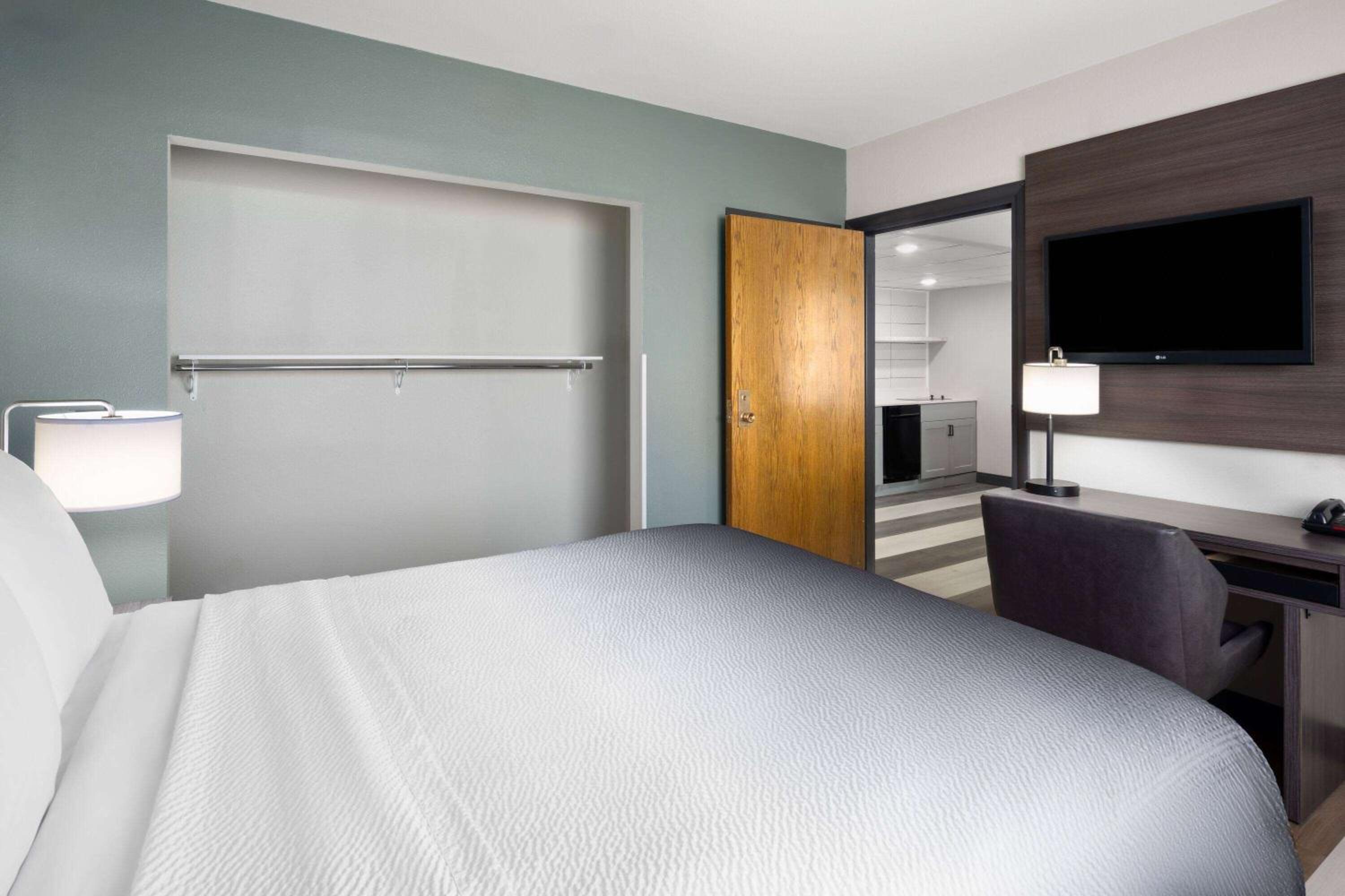 Standard Queen One-Bedroom - Non-Smoking - Photo 6