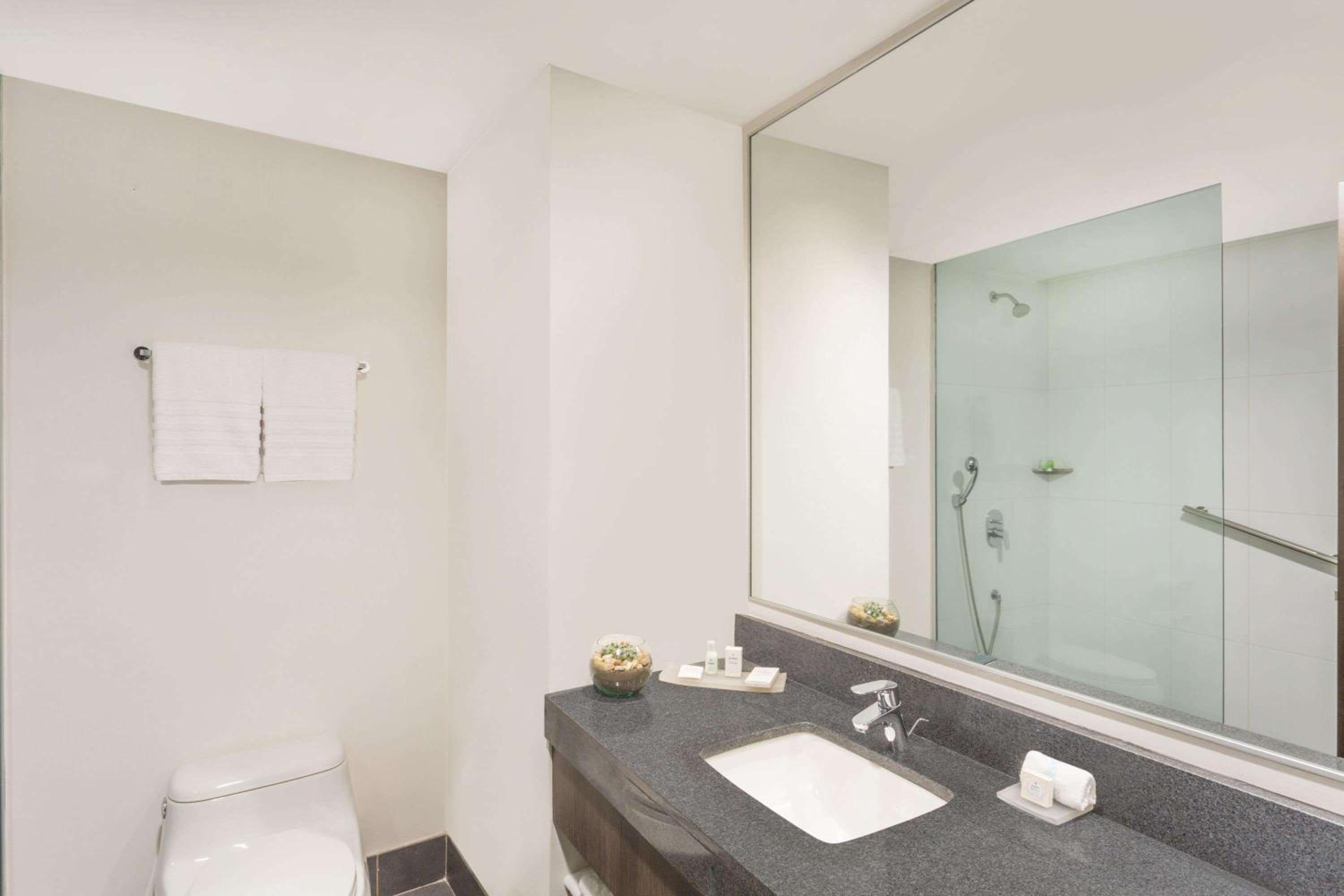 King Business Room with River View photo 3