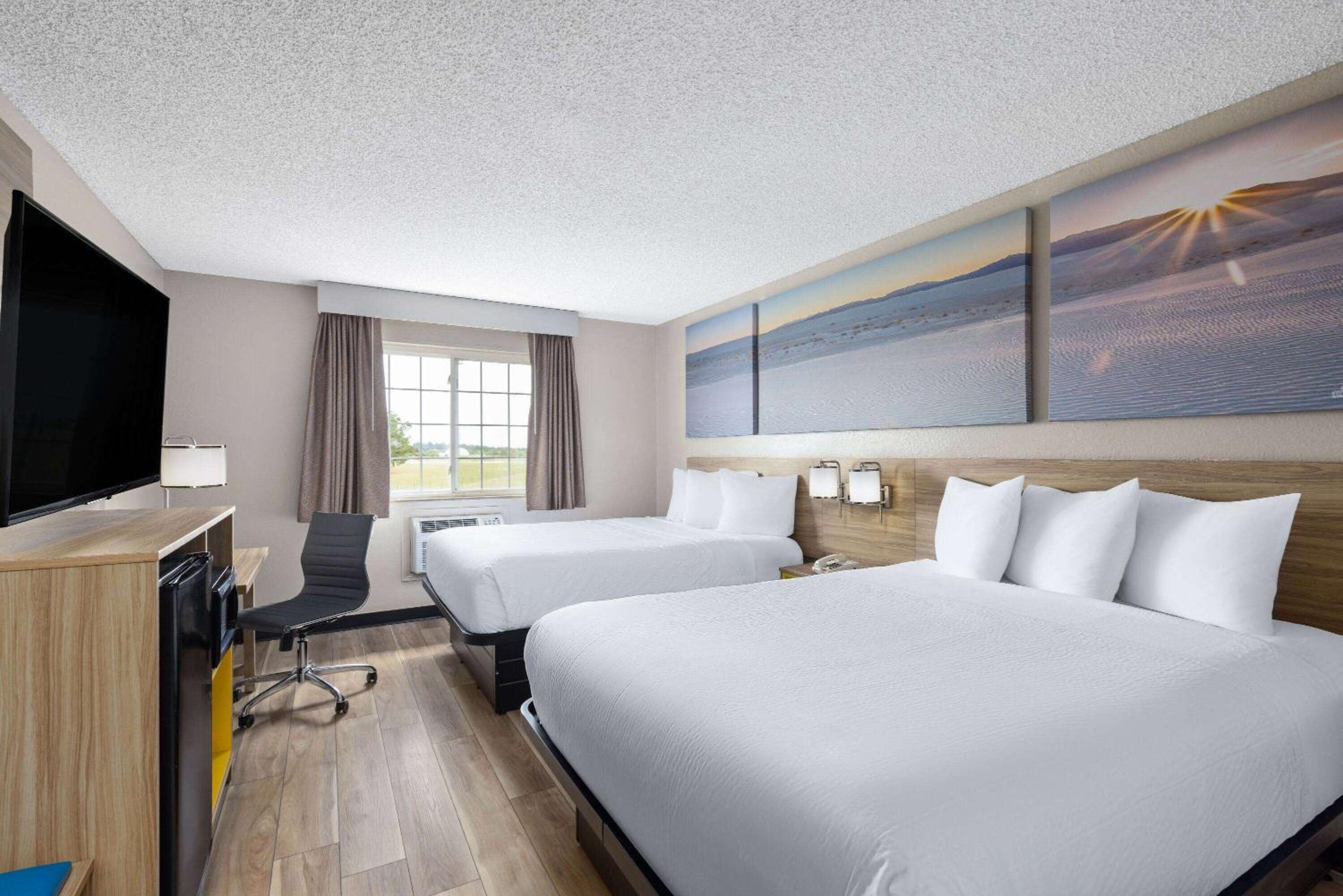Queen Room with Two Queen Beds - First Floor - Non-Smoking - Photo 1