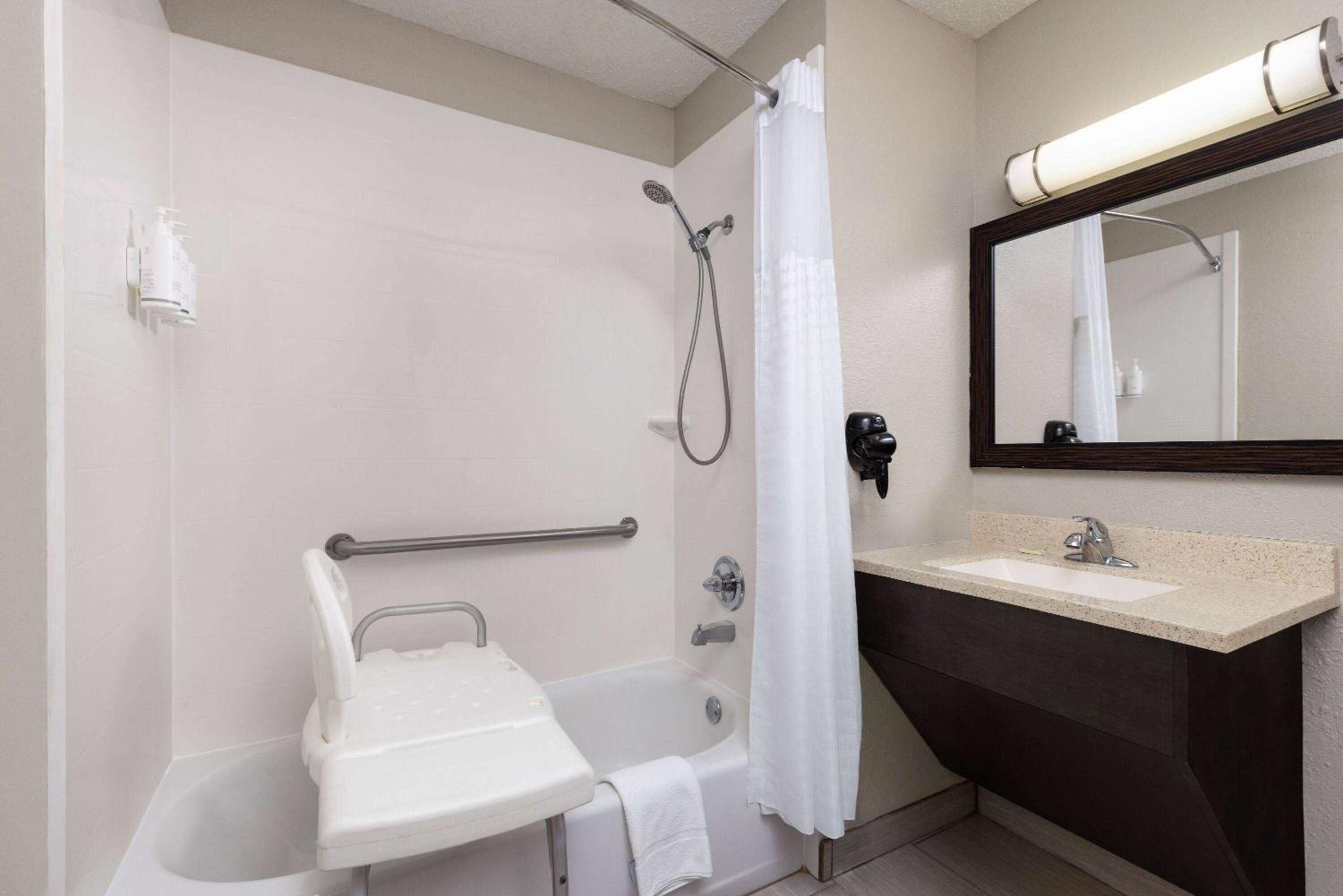 Queen Room - Mobility Accessible/First Floor/Non-Smoking - Photo 2