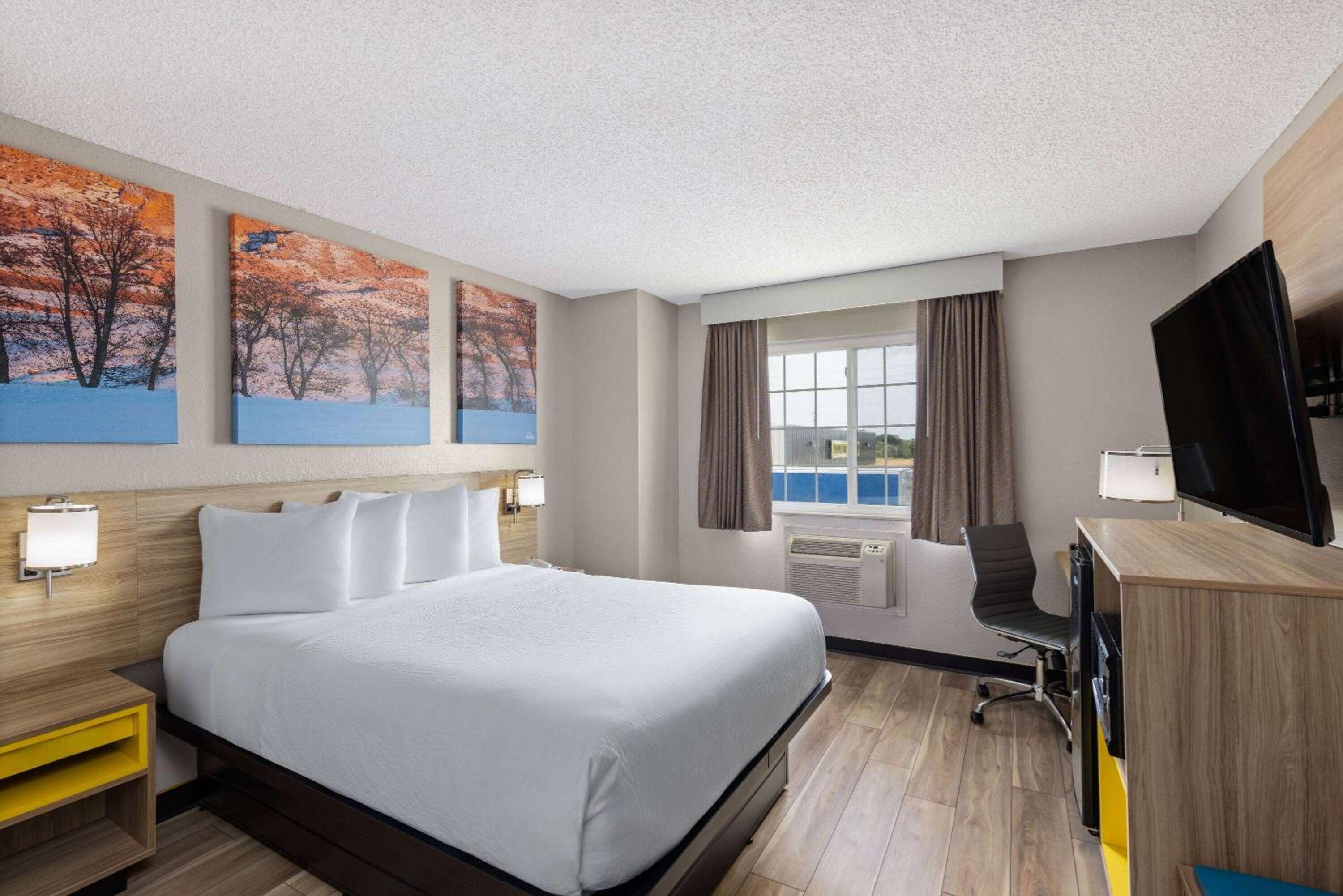 Queen Room with One Queen Bed - Second Floor - Non-Smoking - Photo 1