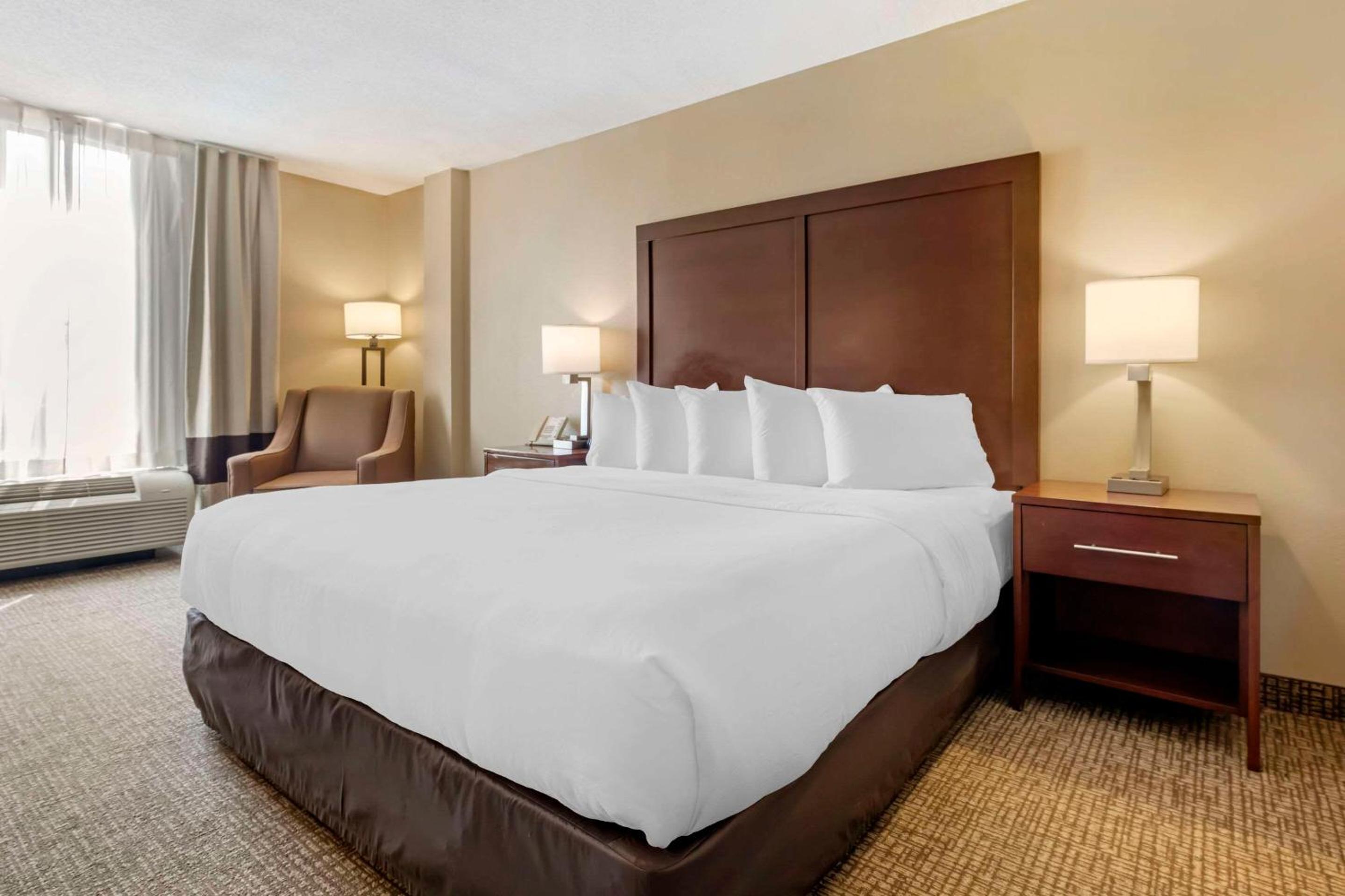 Superior King Room - Non-Smoking - Photo 4