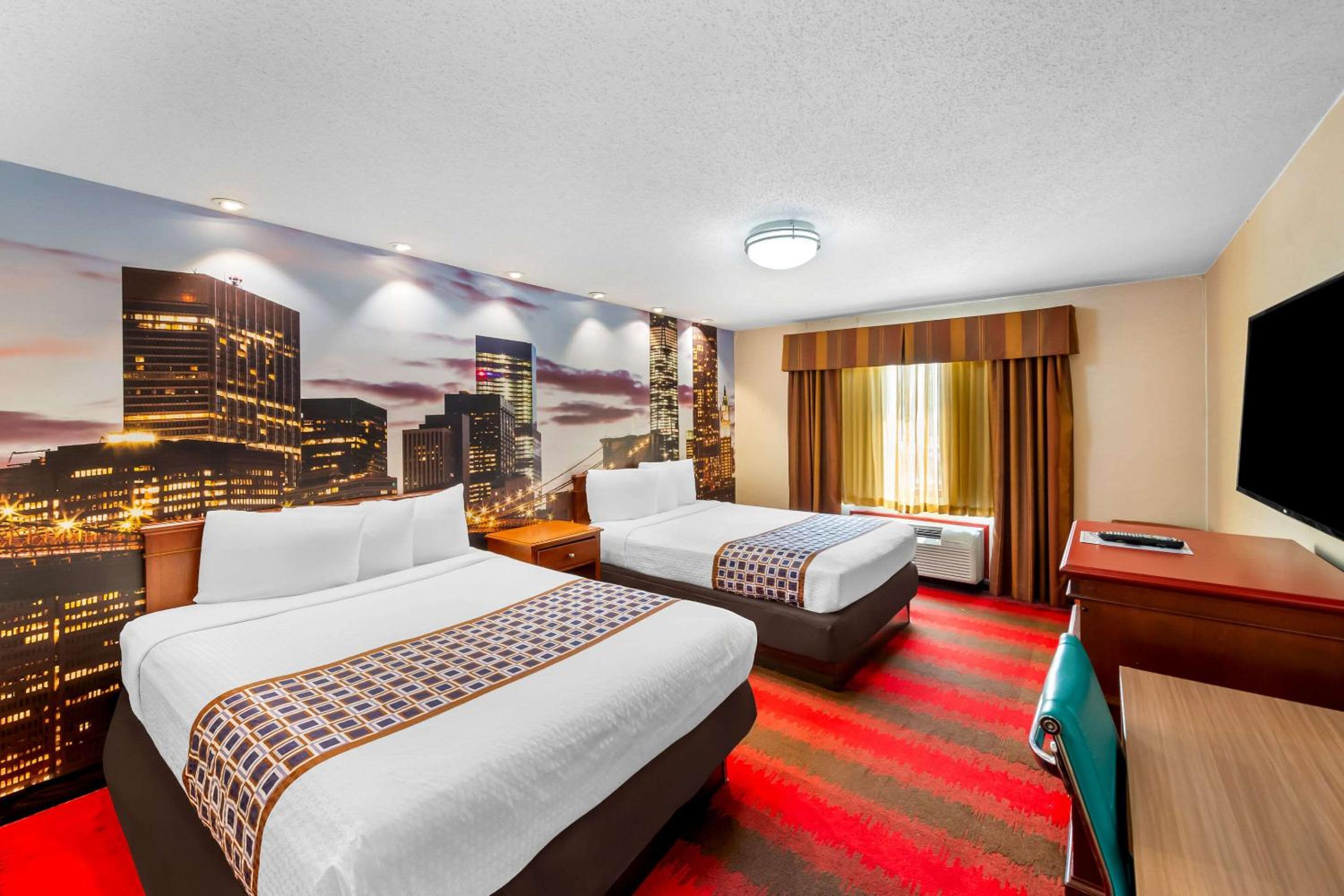 Queen Room with Two Queen Beds - Non-Smoking - Photo 5