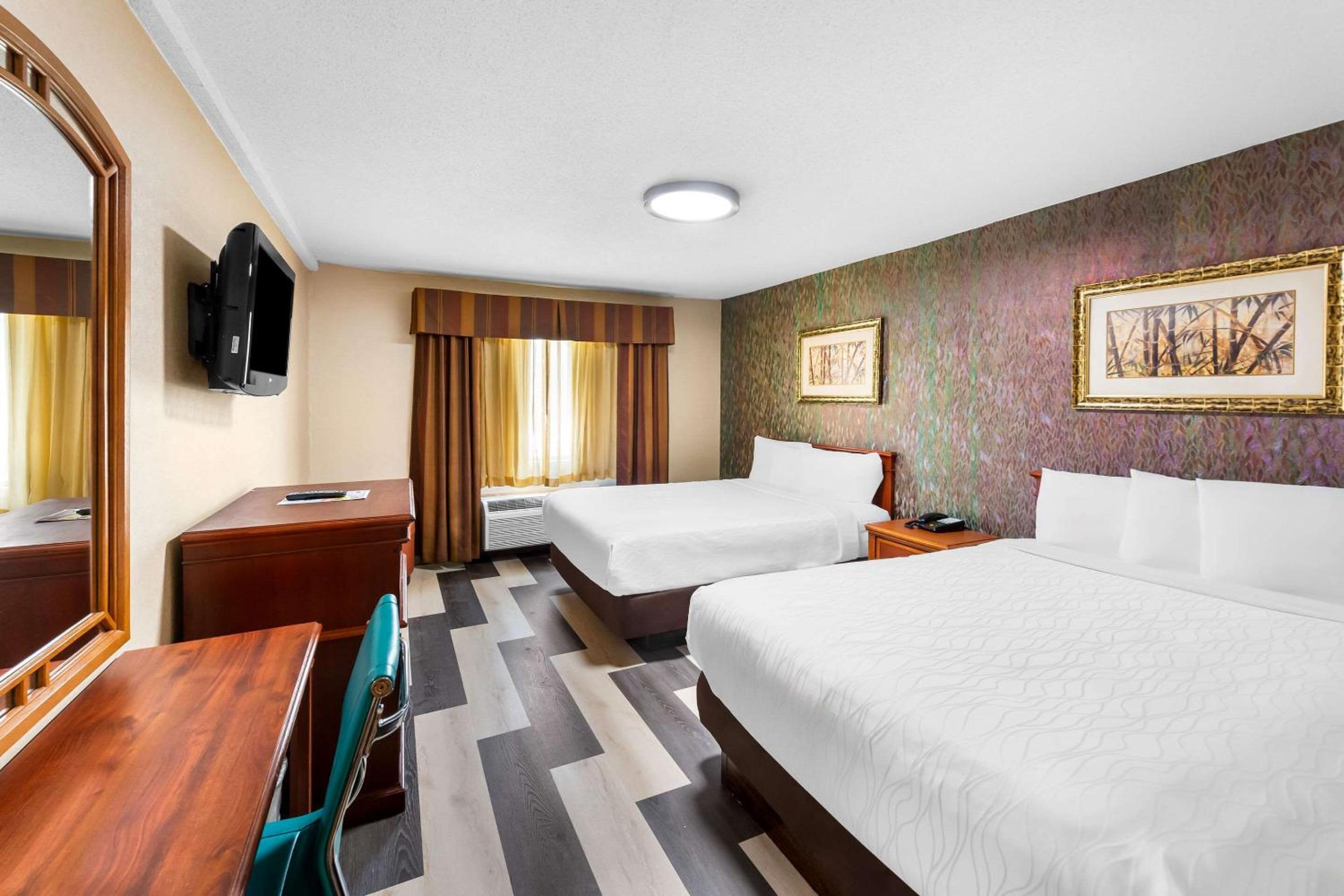 Queen Room with Two Queen Beds - Non-Smoking - Photo 4