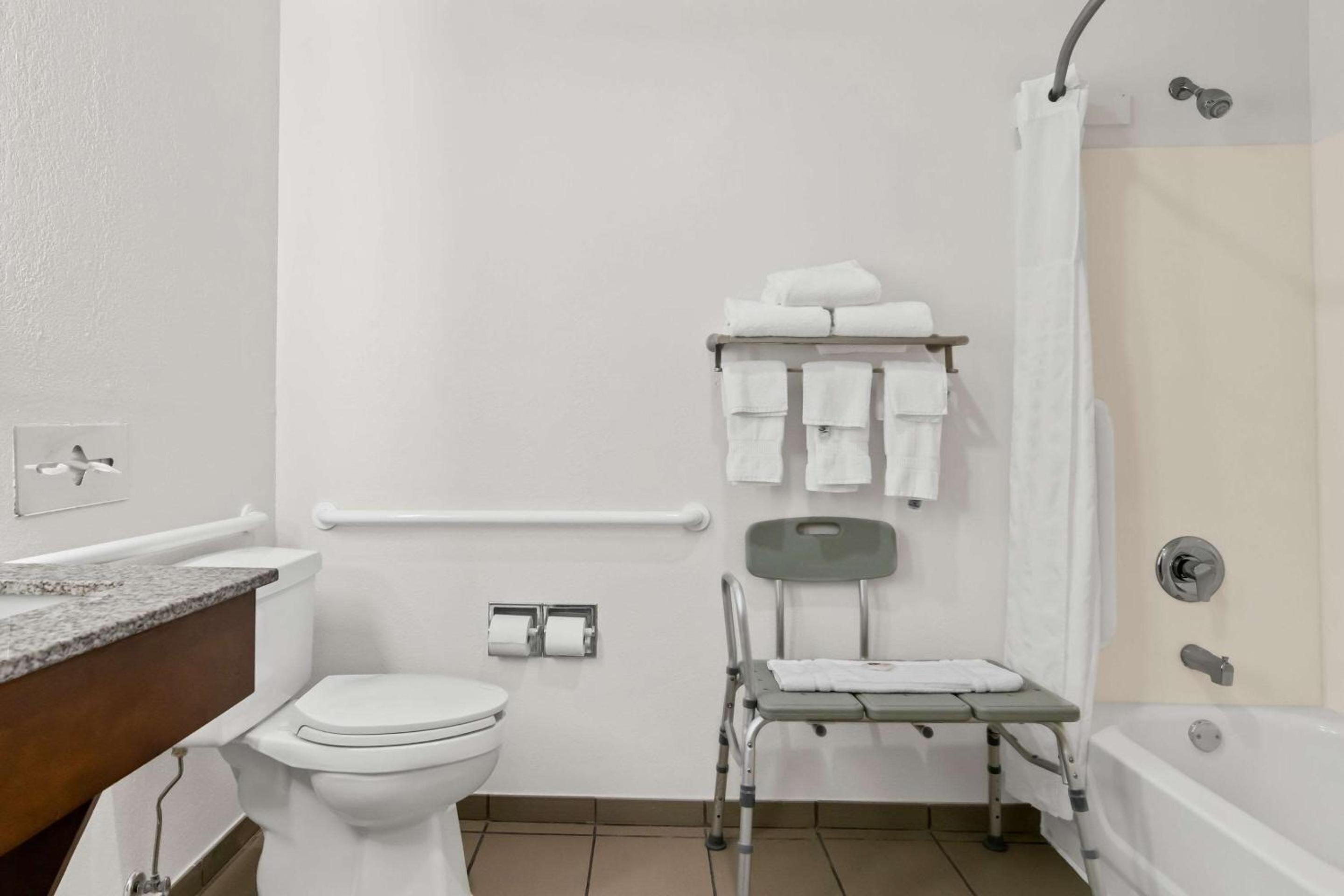 Standard King Room with Accessible Tub - Non-Smoking - Photo 6