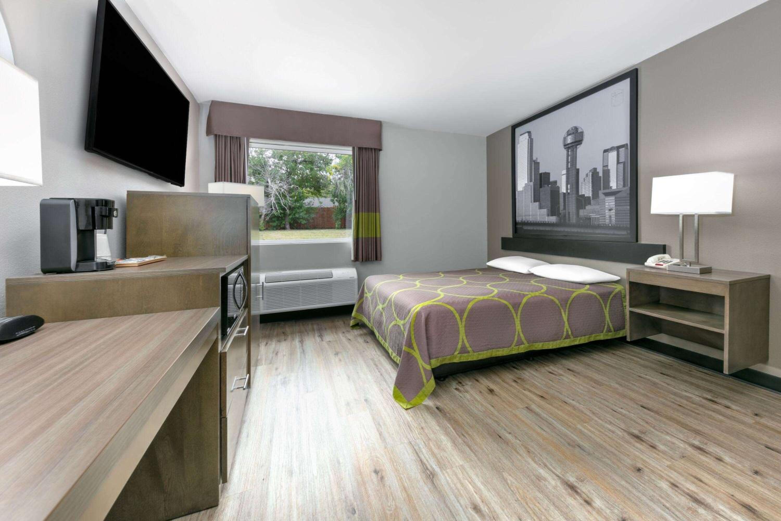 Queen Room with Bath Tub - Mobility Accessible/Non-Smoking - Photo 1