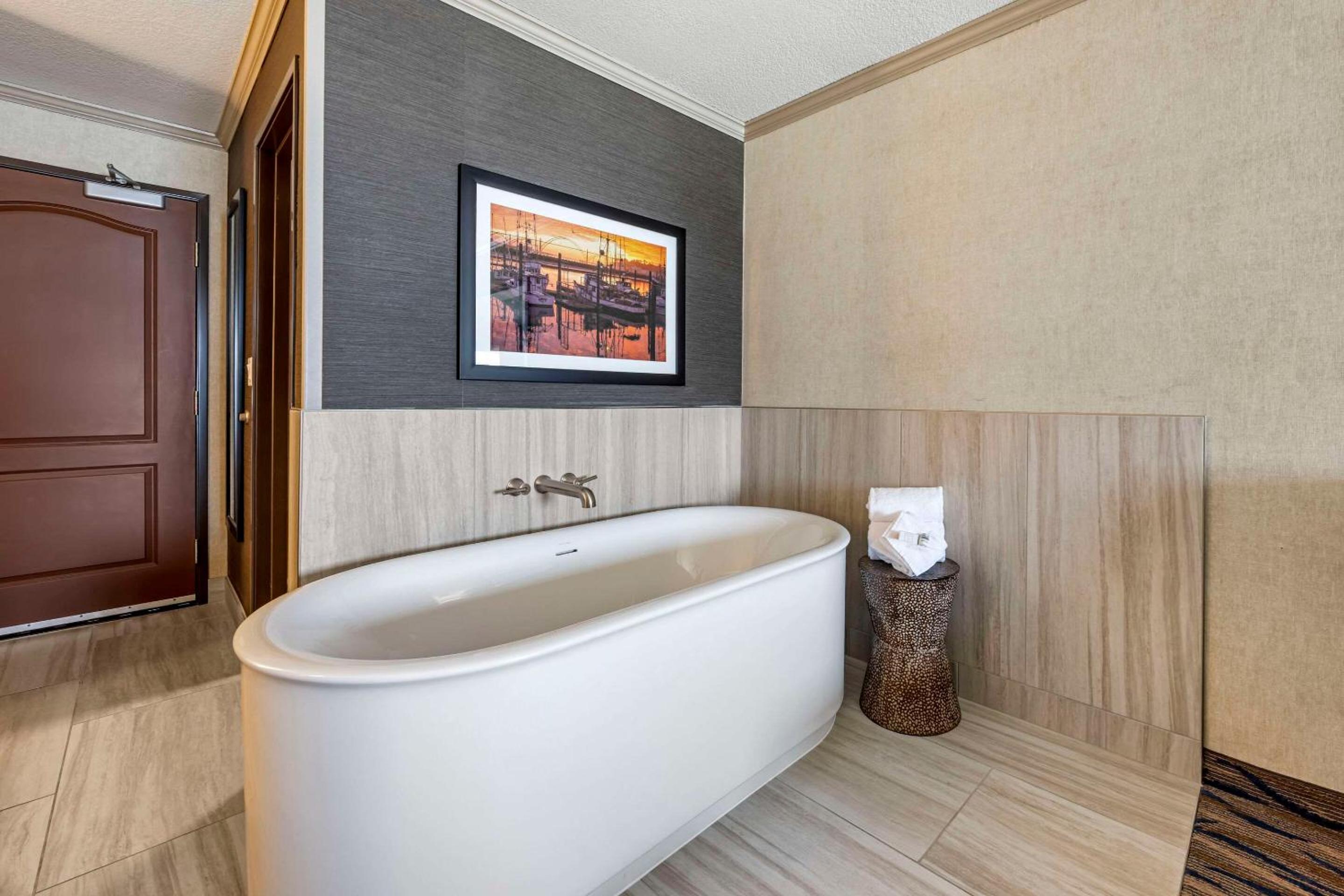 King Suite with Sofa Bed and Hot Tub photo 2