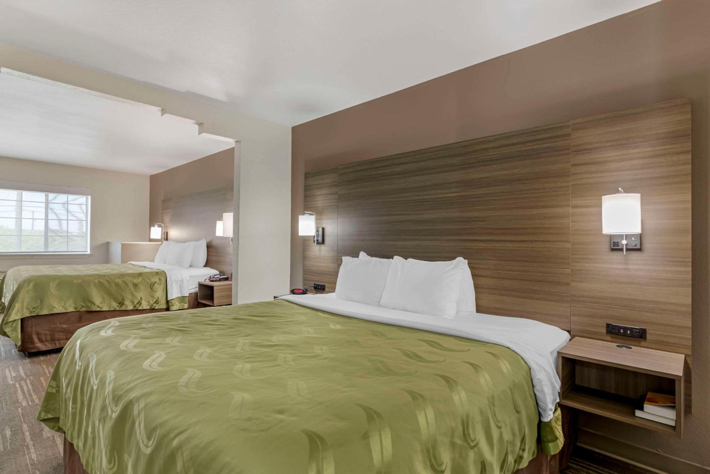 Queen Room with Two Queen Beds - Photo 8
