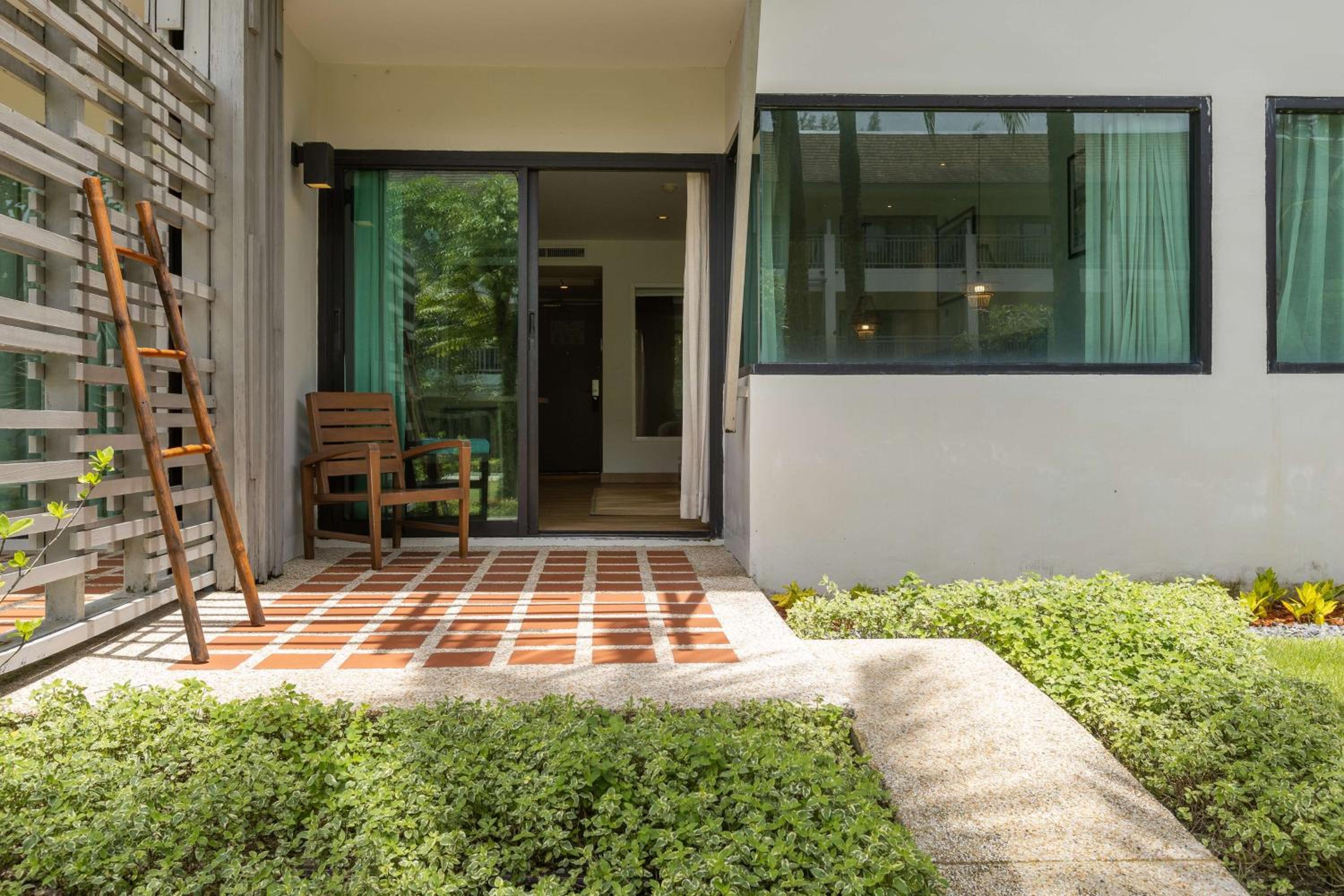 Deluxe Garden Terrace 1 King - Photo 2