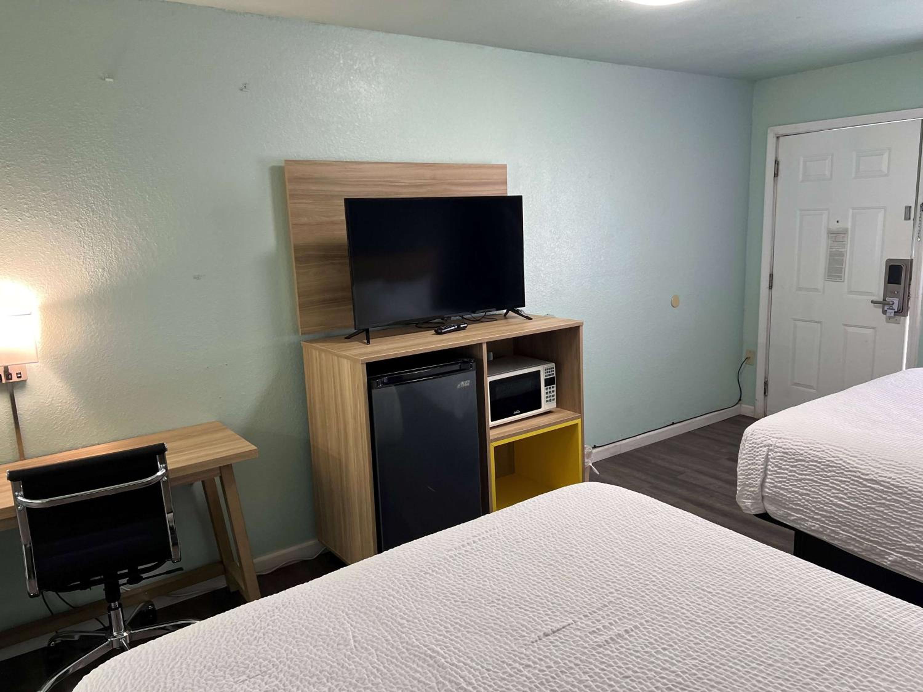 Queen Room with Two Queen Beds - Non-Smoking - Photo 4
