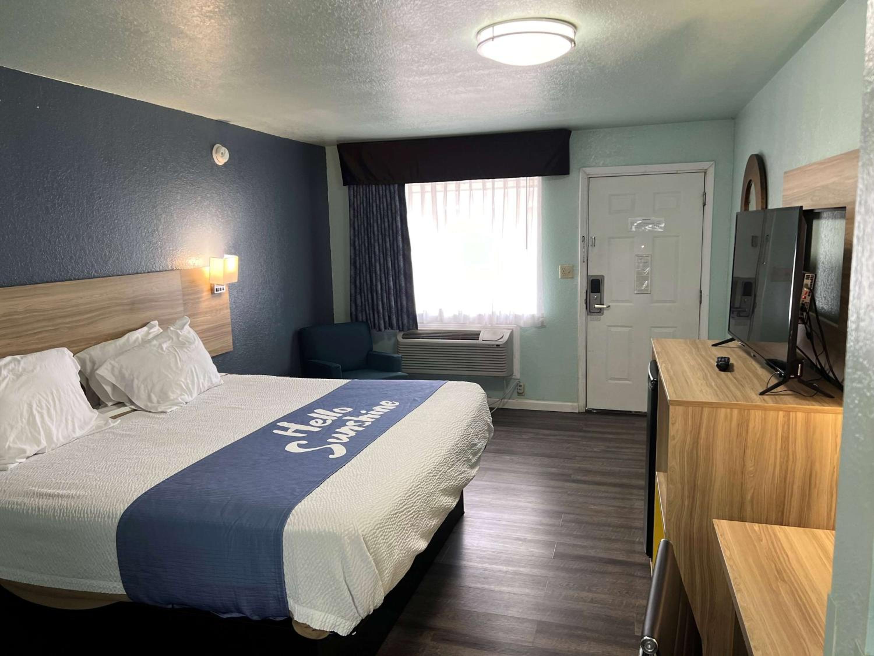 King Room - Non-Smoking - Photo 2