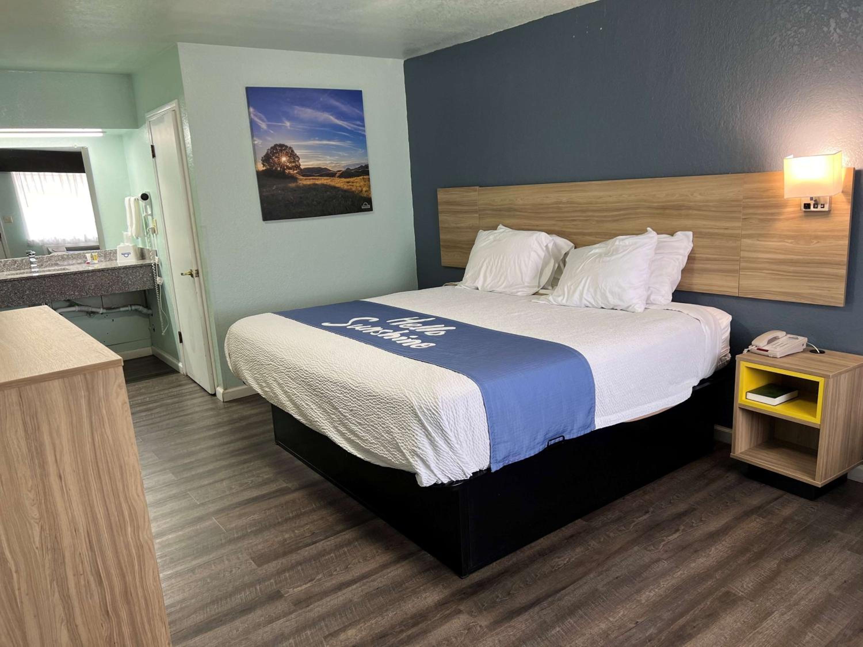King Room - Non-Smoking - Photo 1