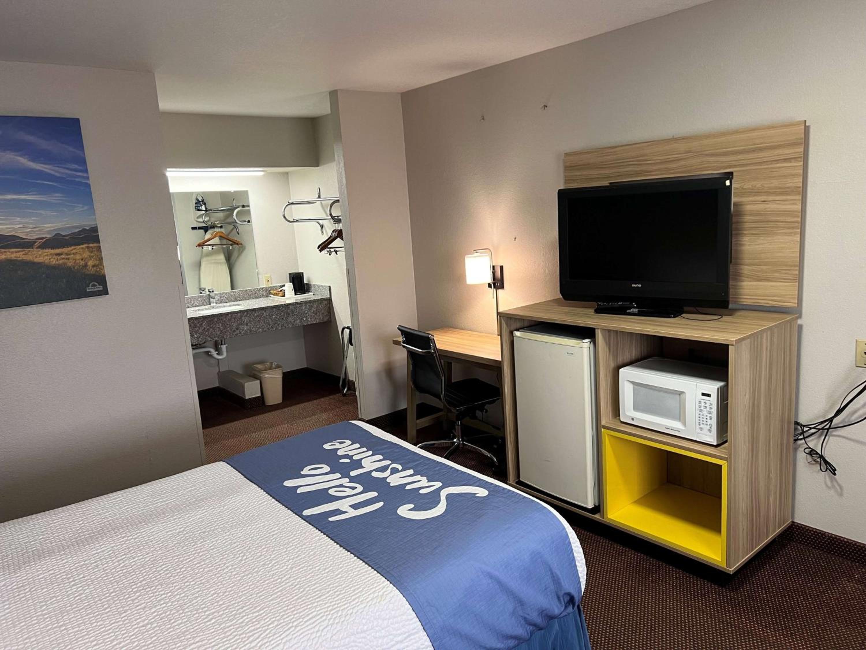 Double Room - Non-Smoking - Photo 4