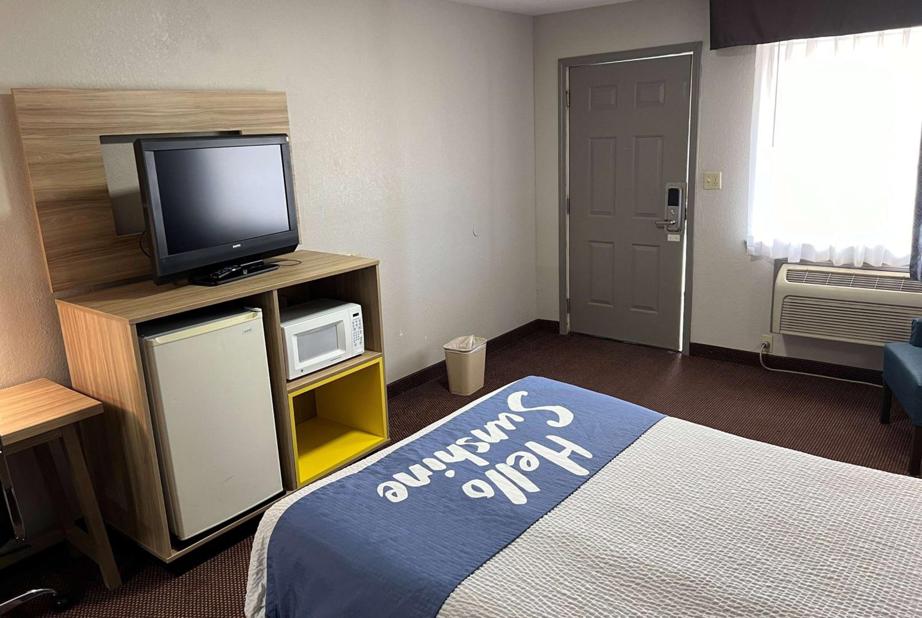 Double Room - Non-Smoking - Photo 5