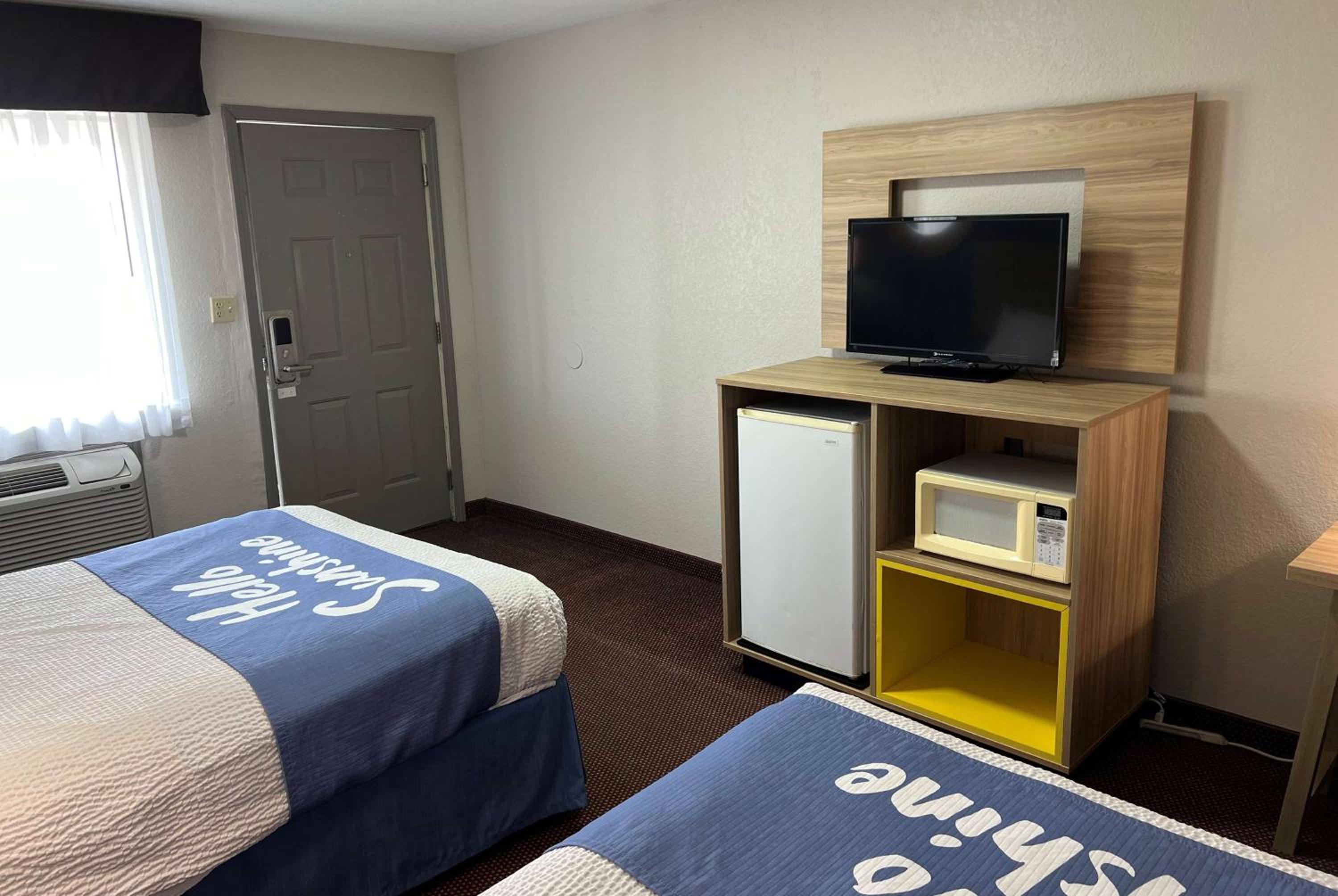 Double Room with Two Double Beds - Non-Smoking - Photo 3