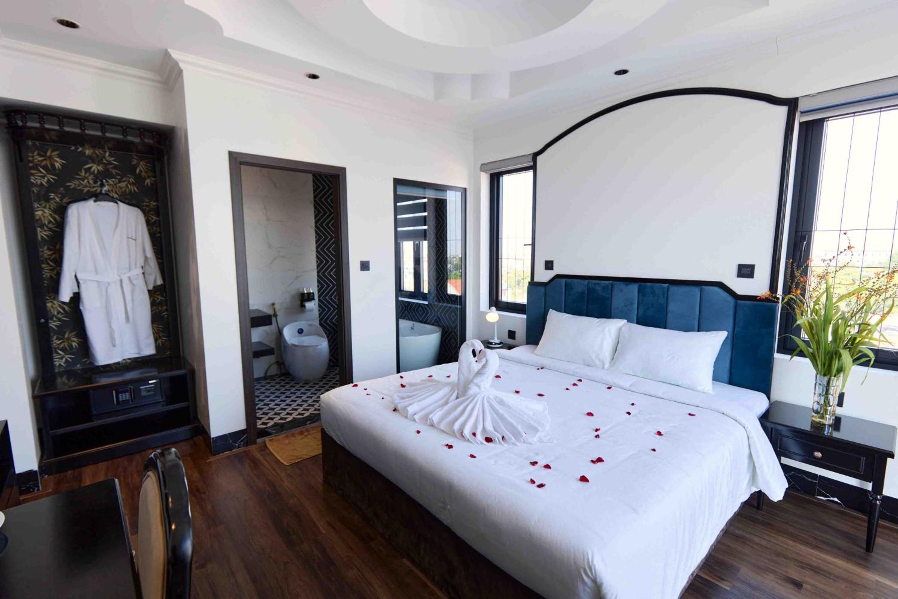 Deluxe Double Room with Balcony - Photo 7
