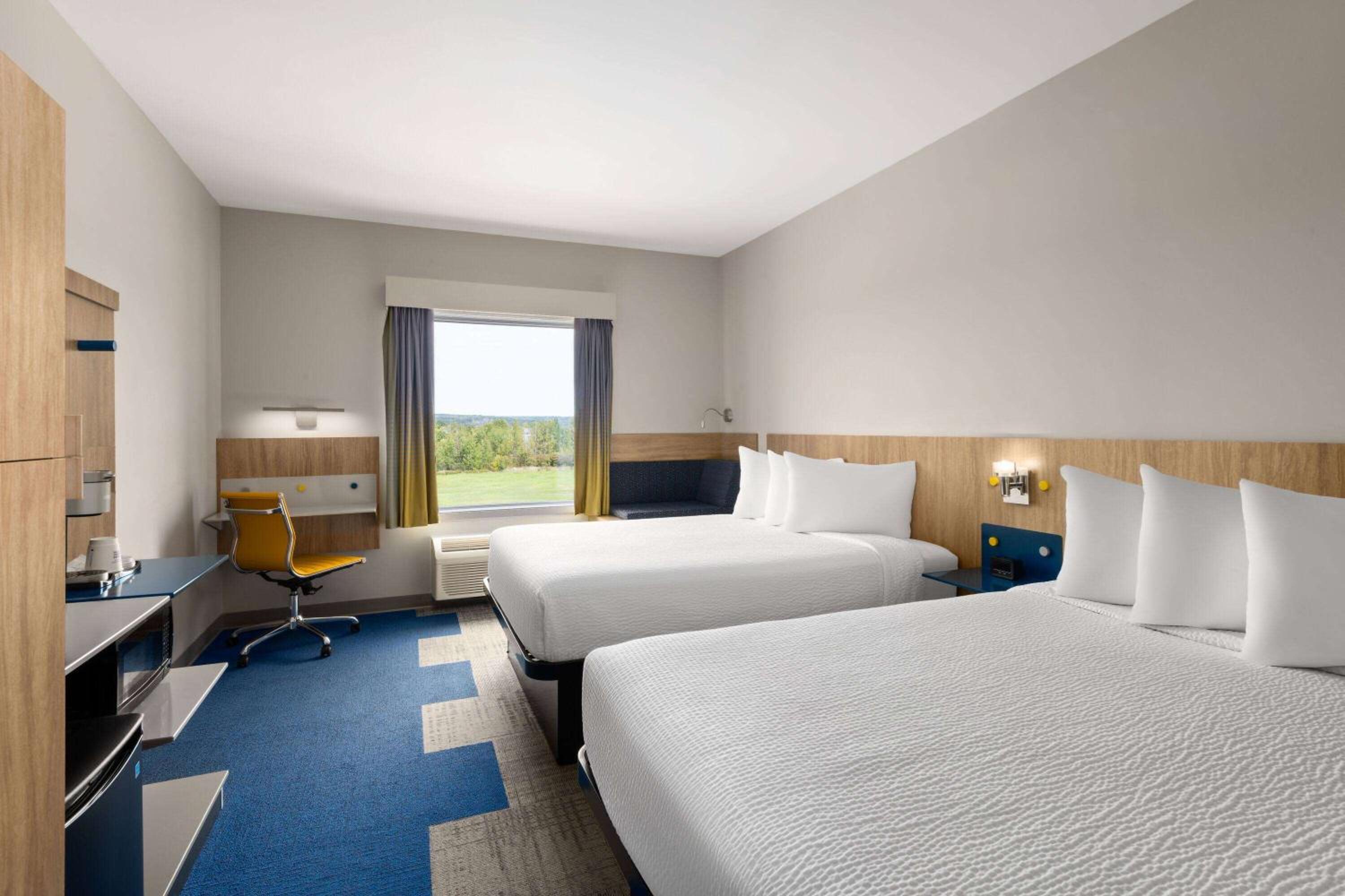 Queen Room with Two Queen Beds and Shower, Non-Smoking photo 1