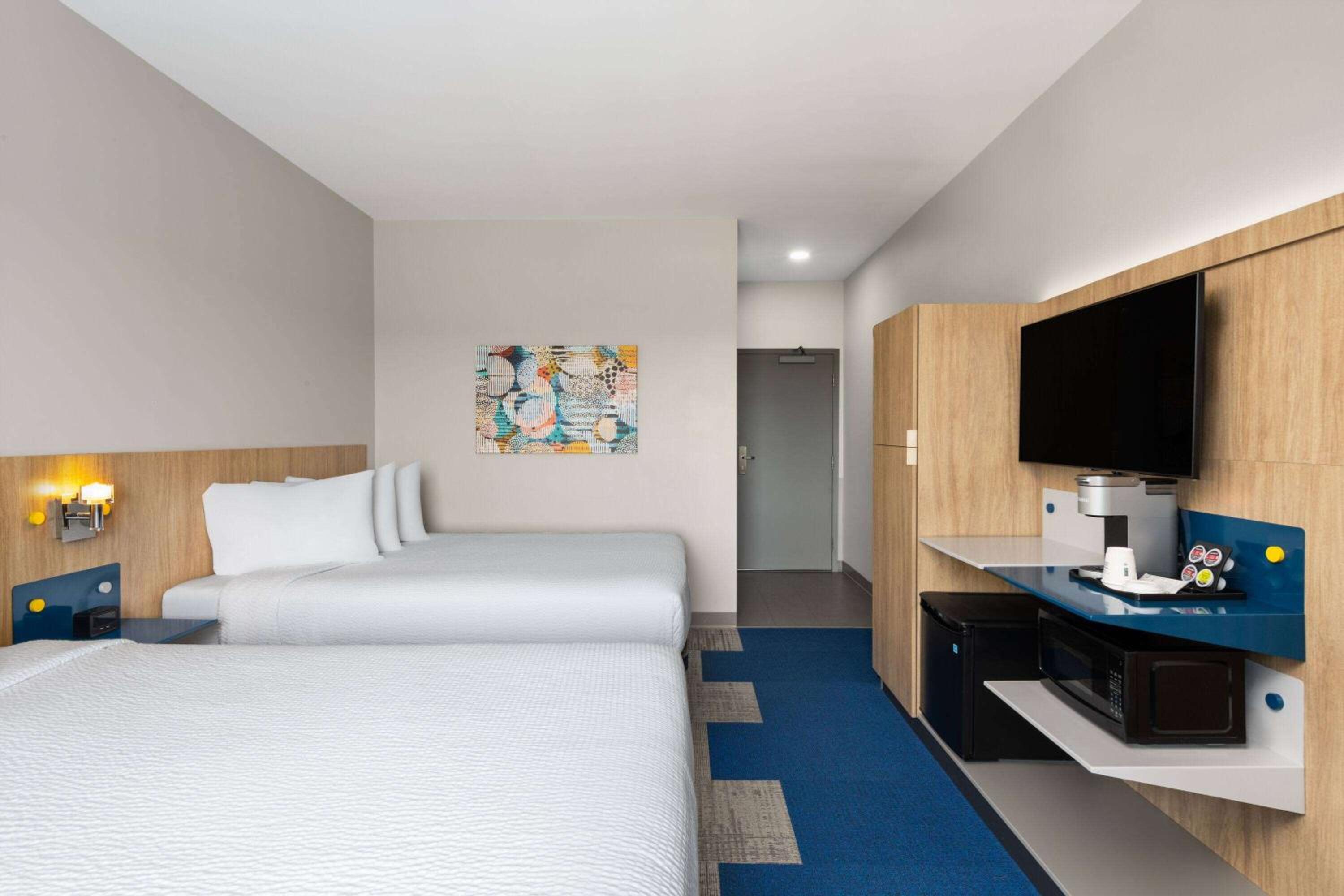Queen Room with Two Queen Beds and Bathtub, Non-Smoking photo 1