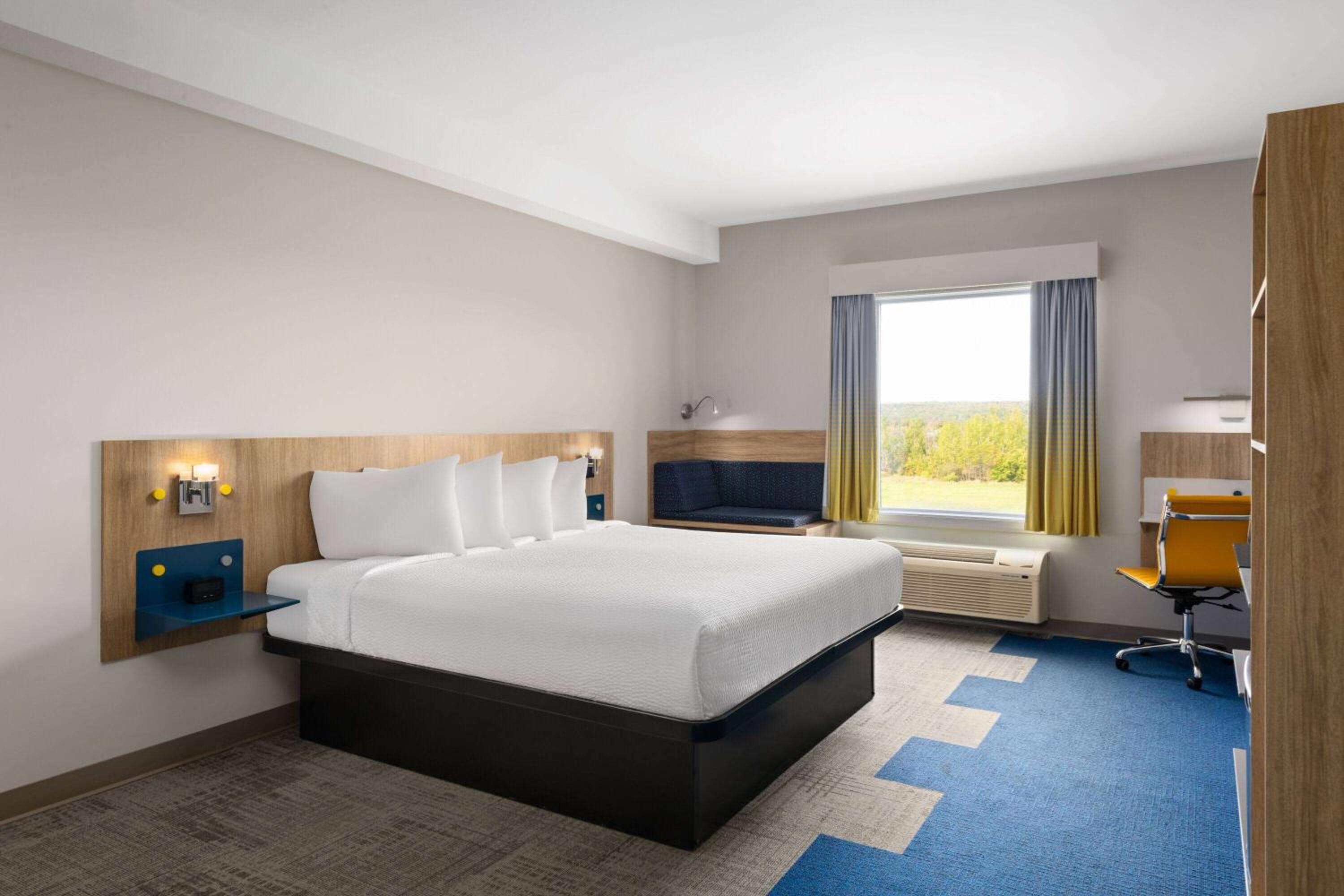 King Room with Roll-in Shower - Mobility Access/Non-Smoking photo 1