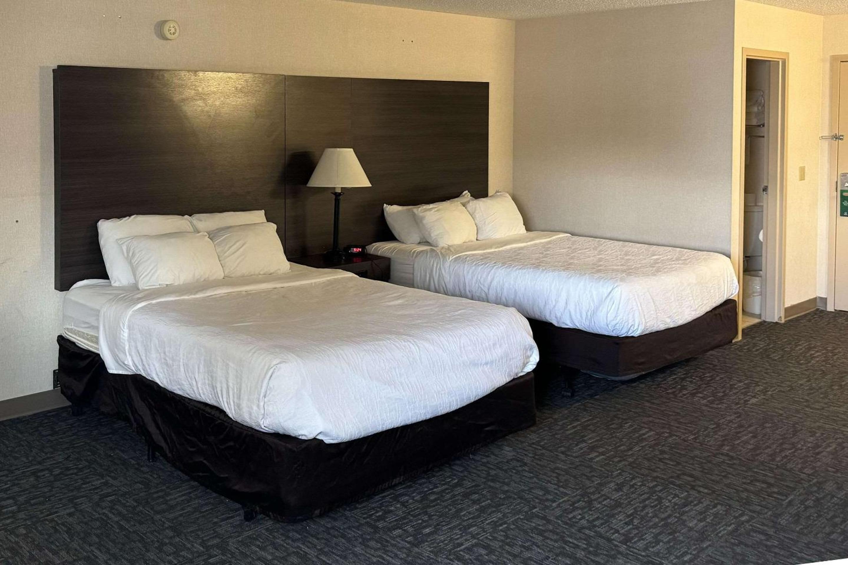 Queen Room with Two Queen Beds - Non-Smoking - Photo 6