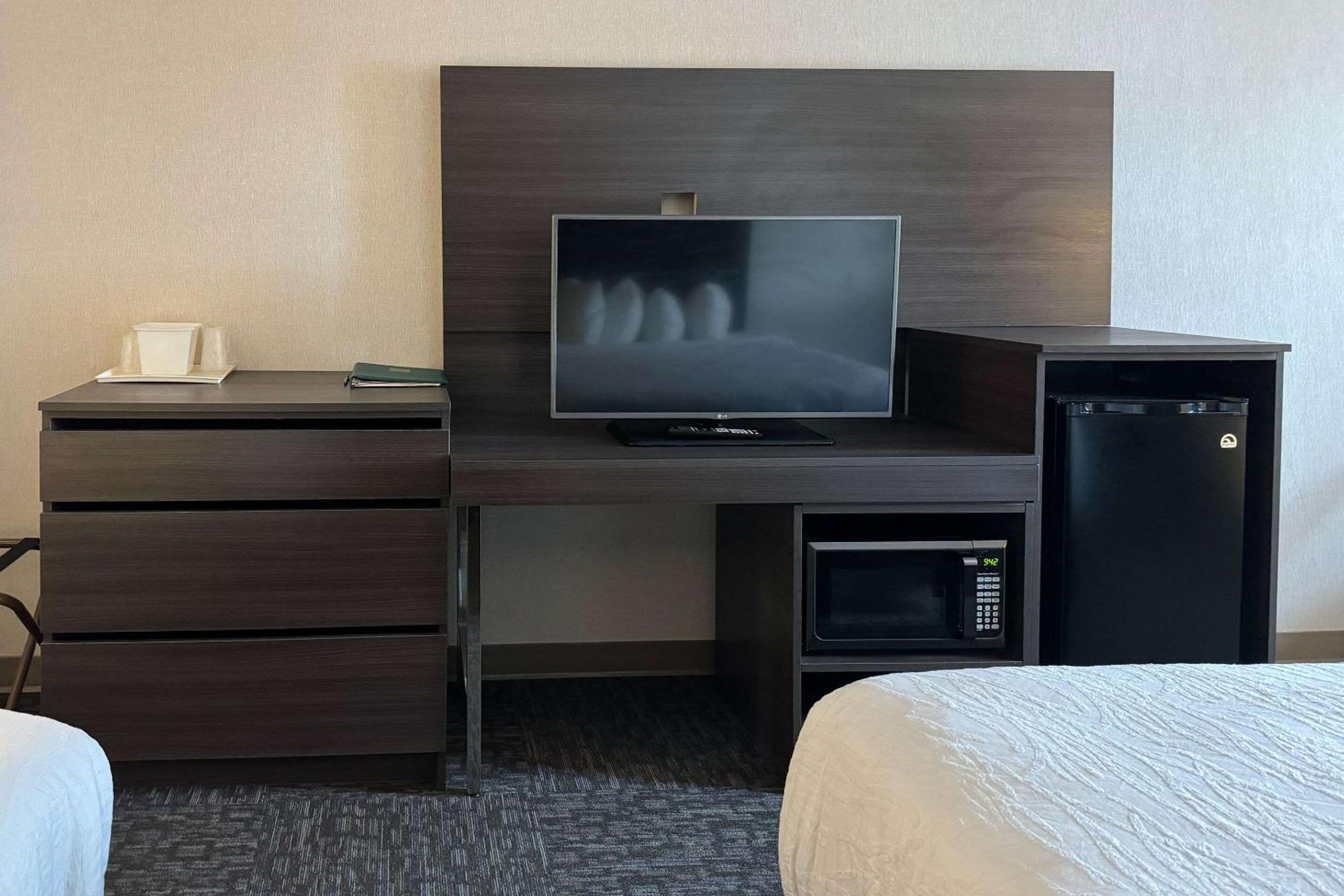 Queen Room with Two Queen Beds - Non-Smoking - Photo 11