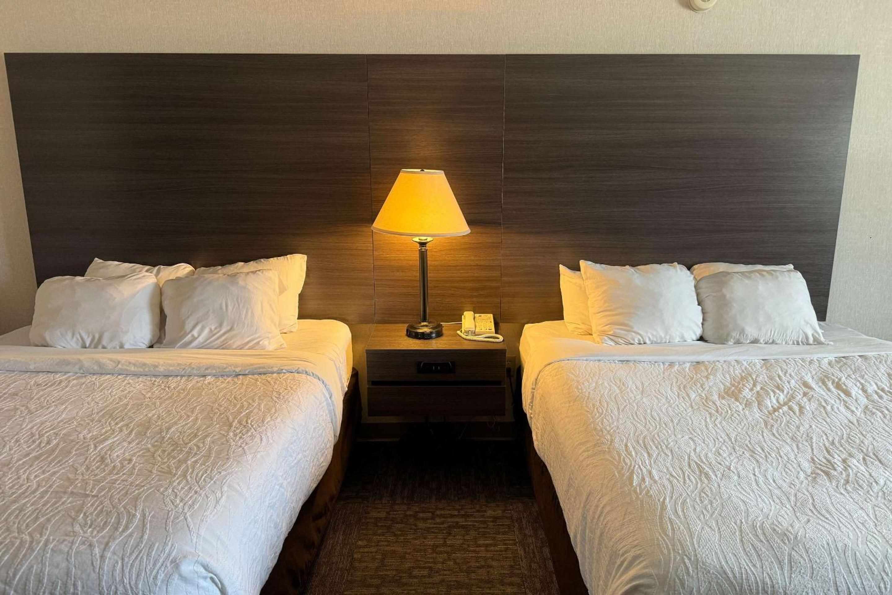 Queen Room with Two Queen Beds - Non-Smoking - Photo 8