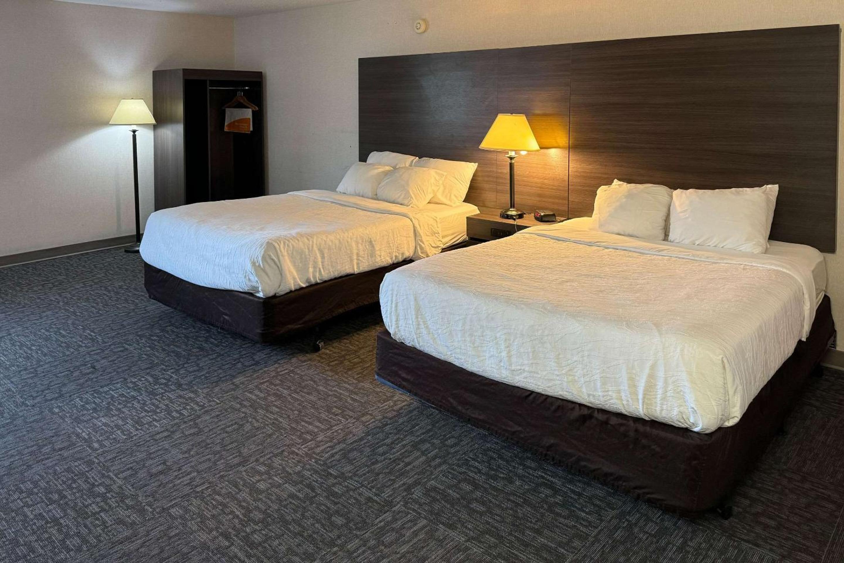 Queen Room with Two Queen Beds - Non-Smoking - Photo 13