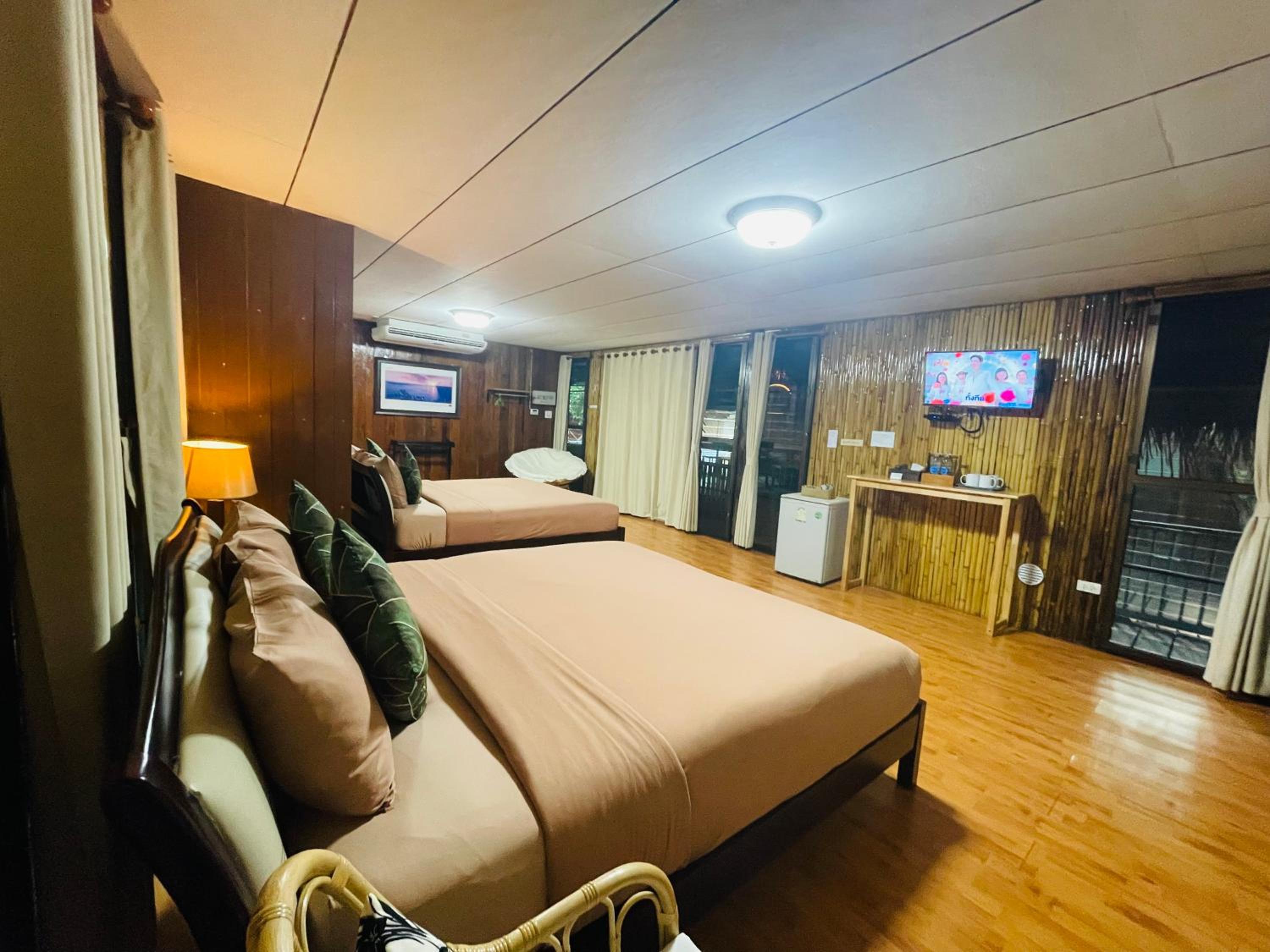 Deluxe Family Room - Photo 9