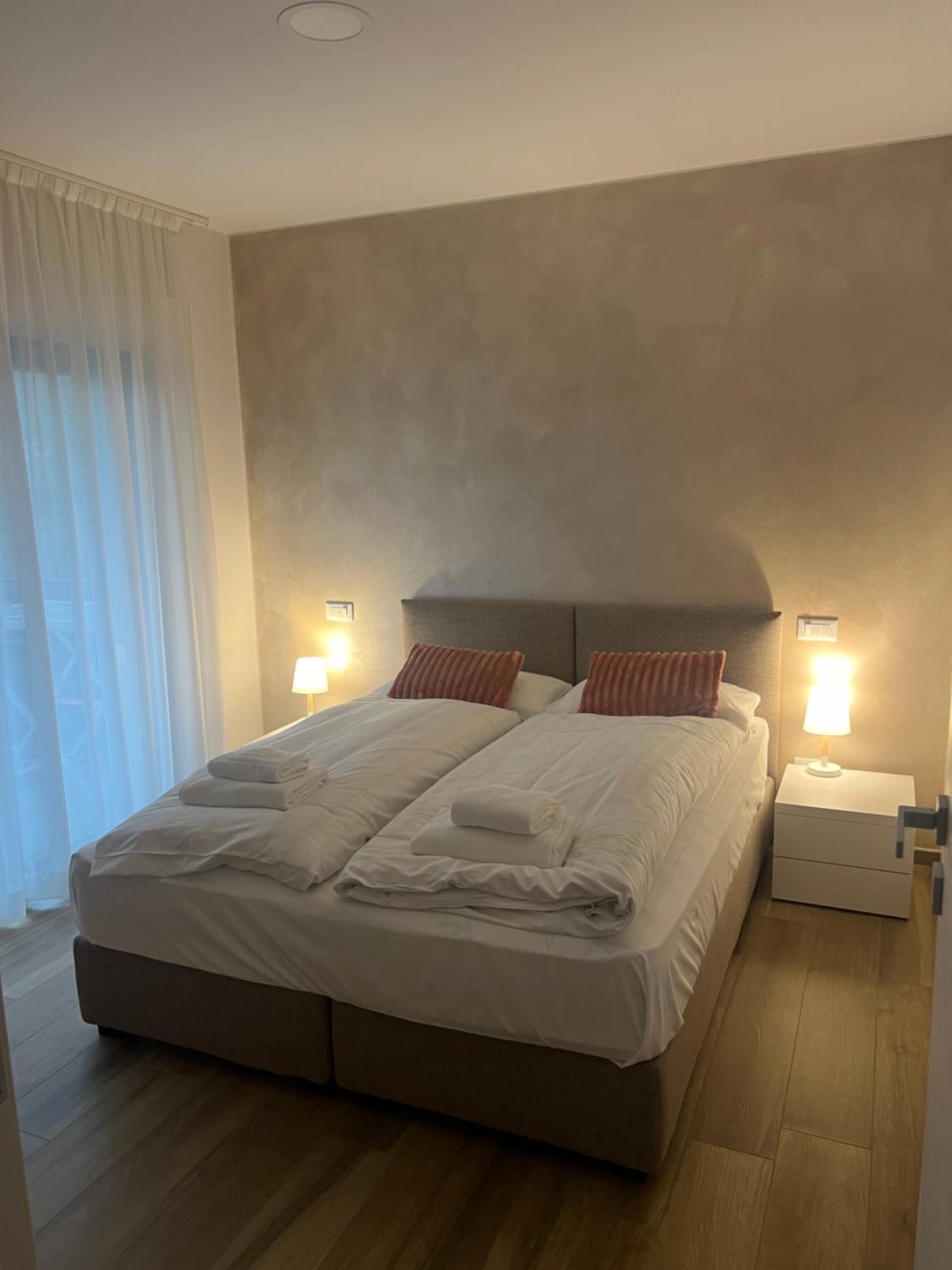 One-Bedroom Apartment with Balcony and Mountain View   photo 3