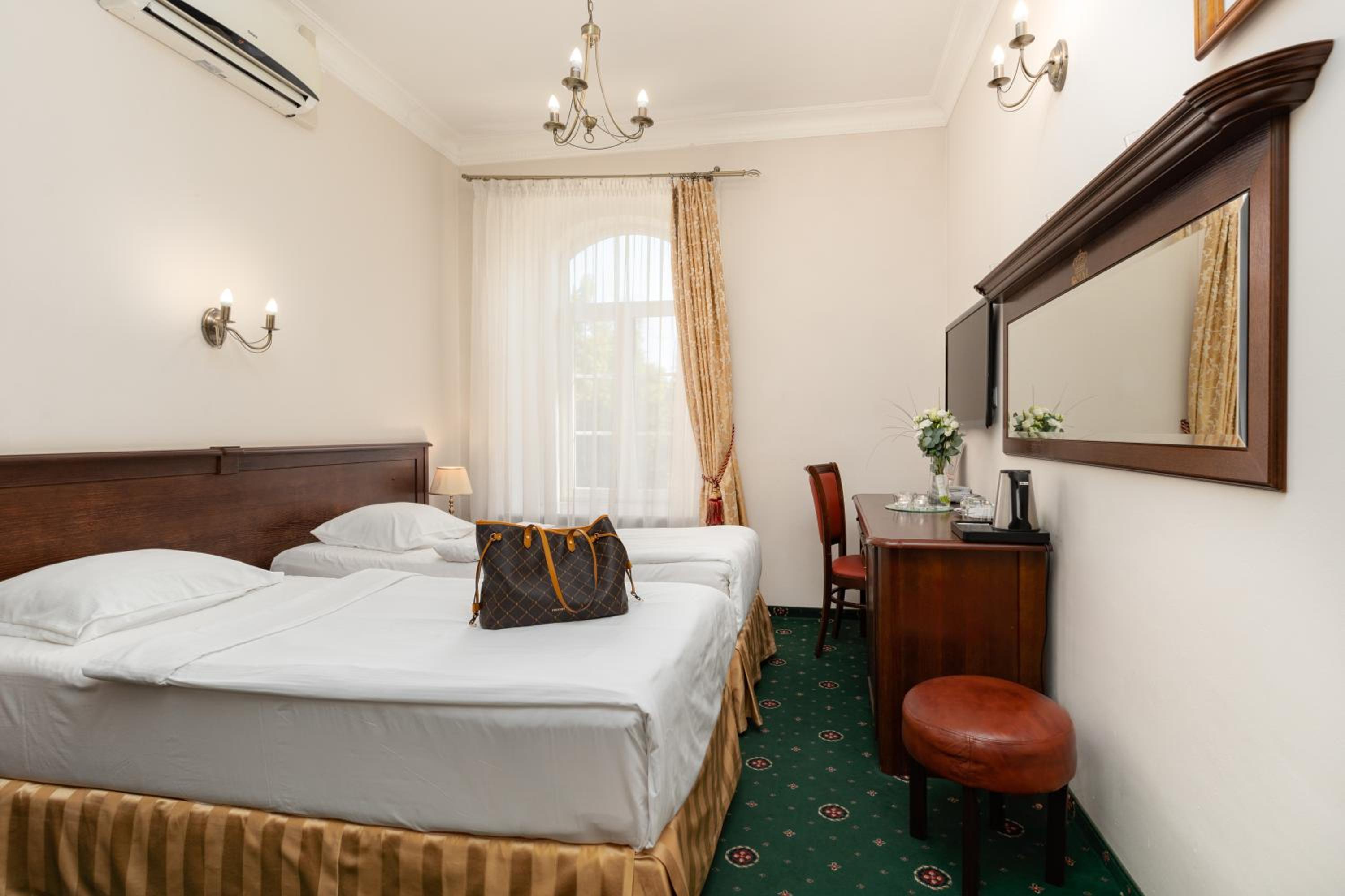 Standard Twin Room - Photo 4
