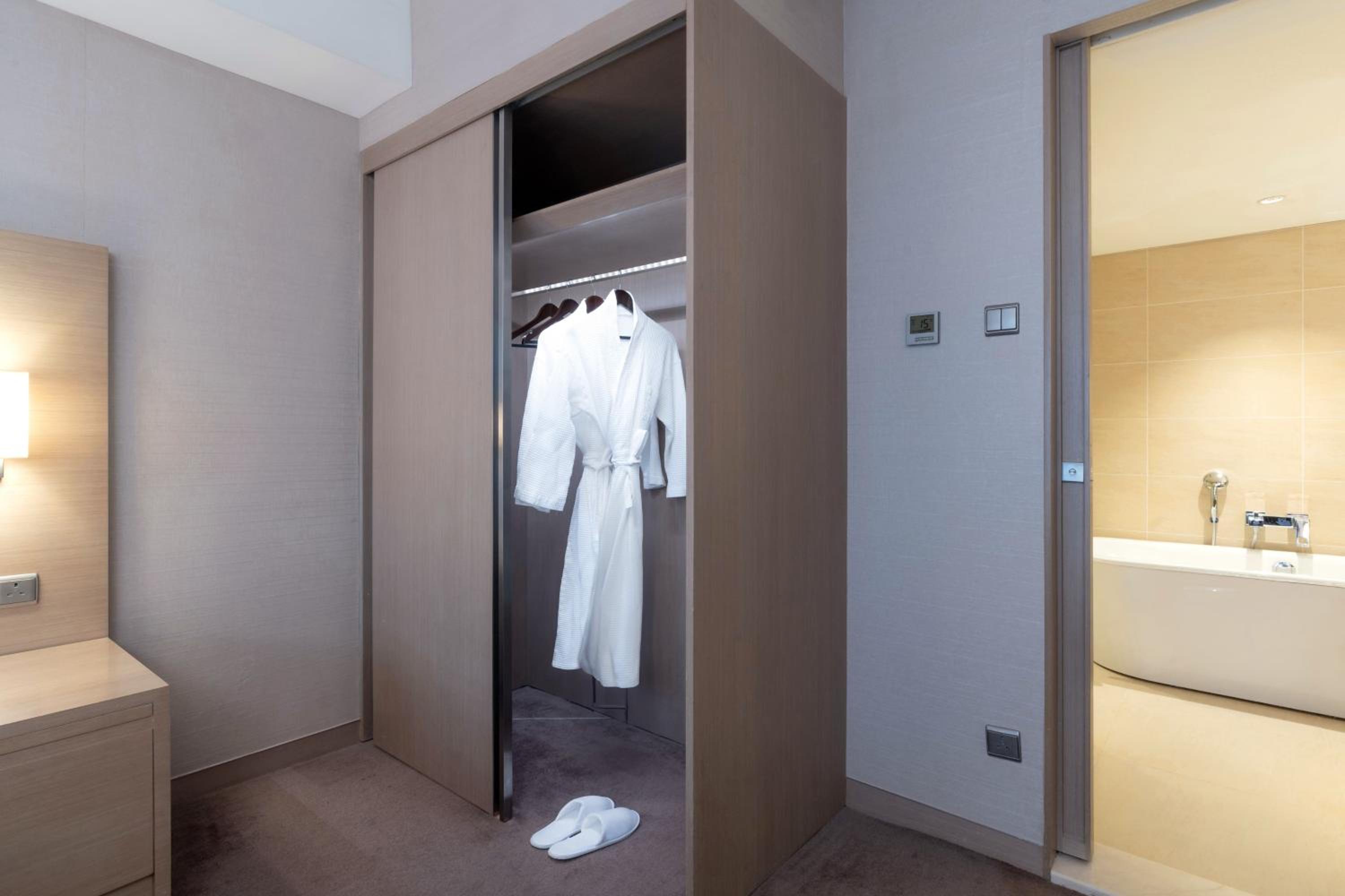 1 King One-Bedroom Suite thumbnail 6
