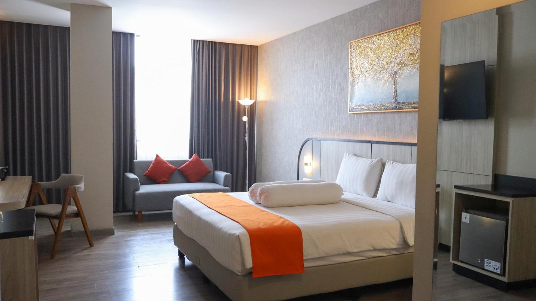 Suite - Photo 1