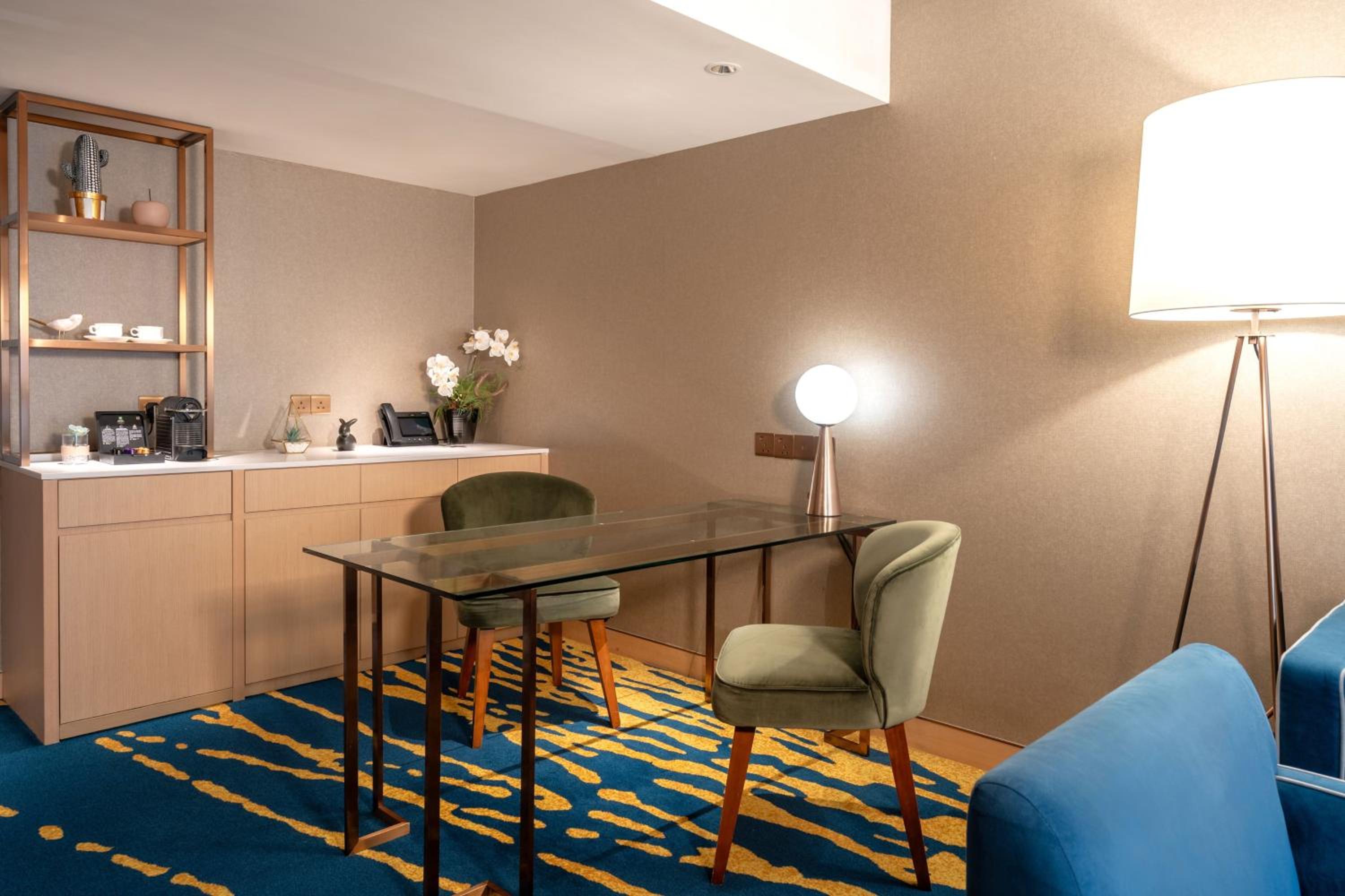 One-Bedroom Suite - Middle Floor thumbnail 5