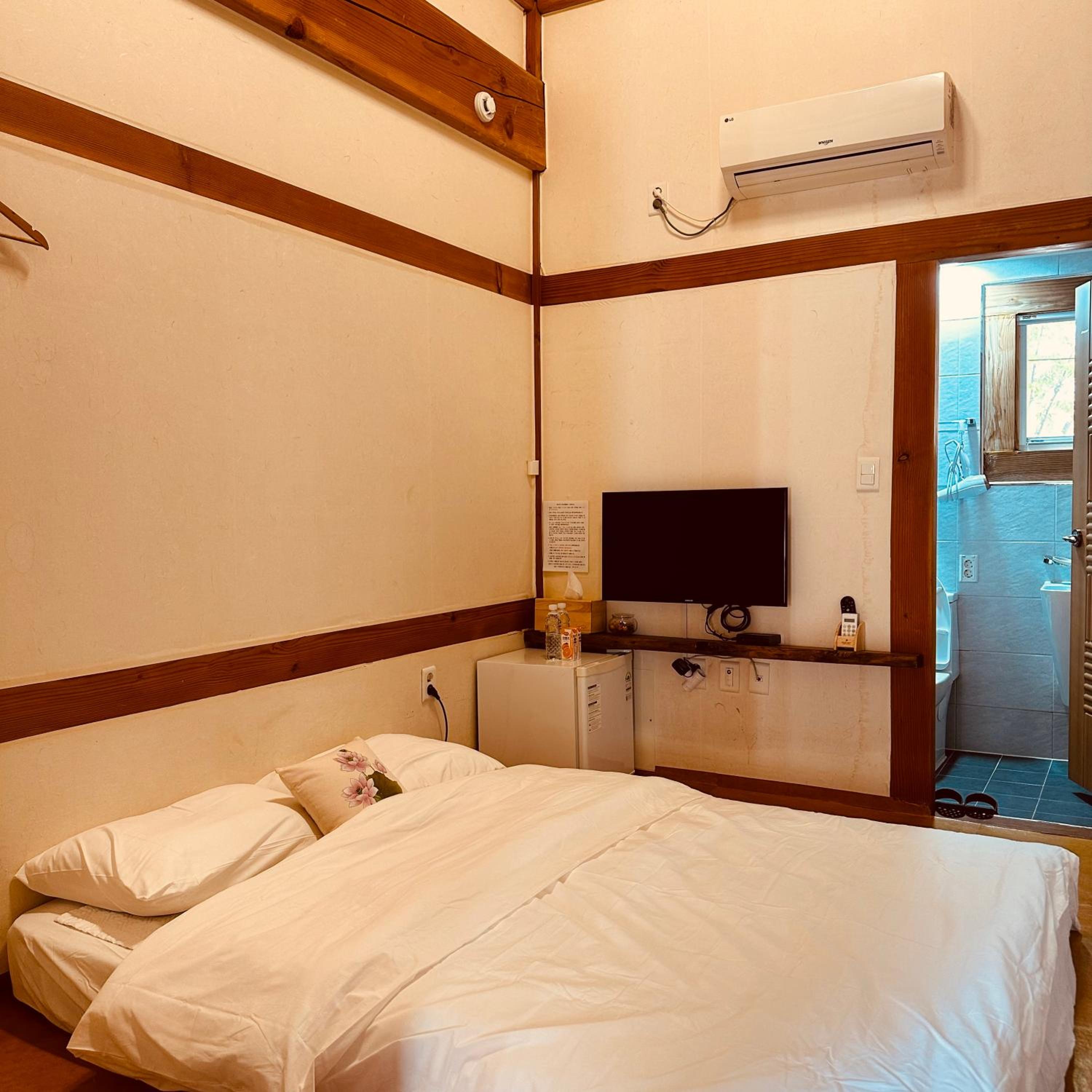 Double Room with Private Bathroom photo 2
