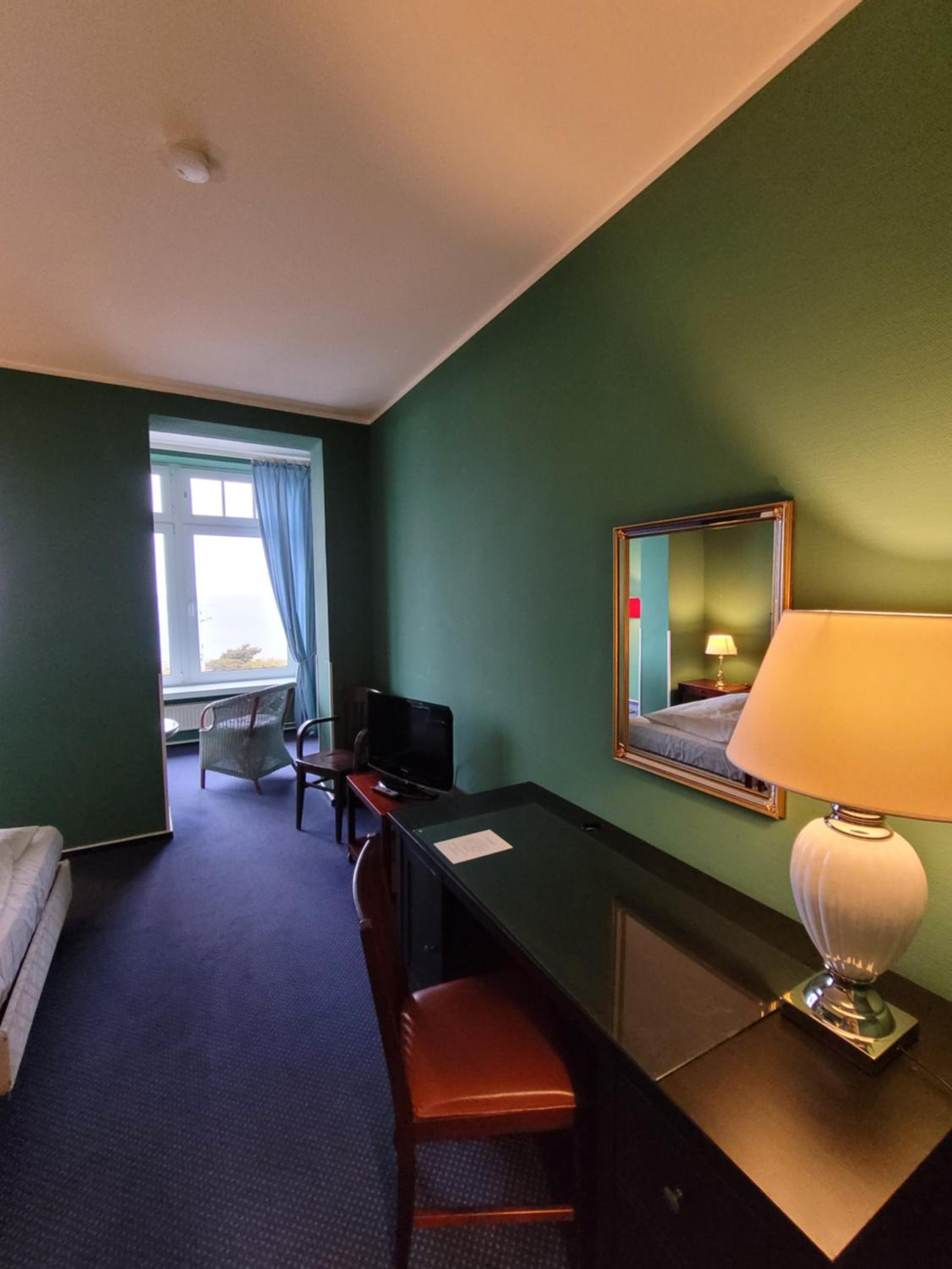Double Room with Sea View or Partial Sea View thumbnail 5
