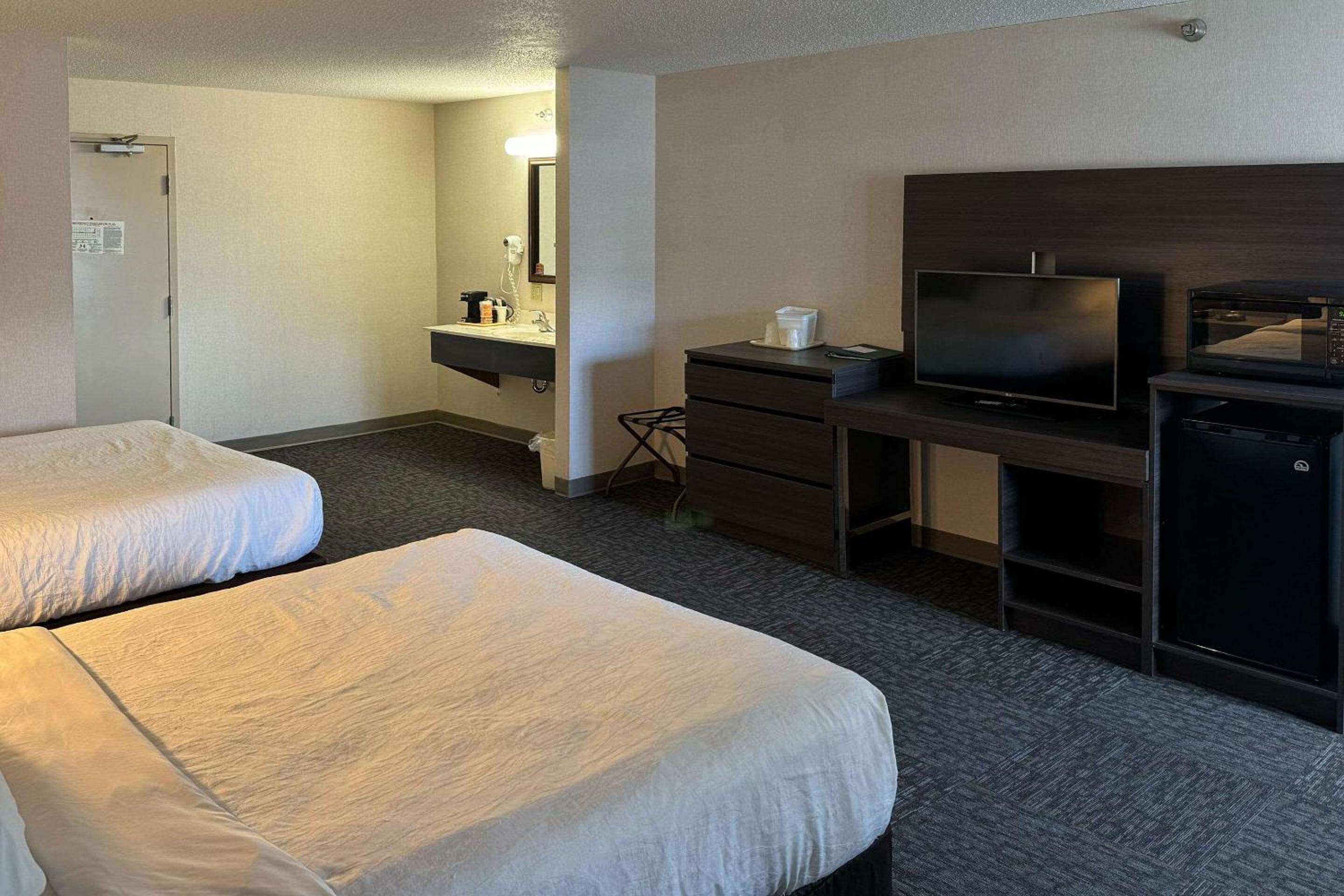Queen Room with Two Queen Beds - Non-Smoking - Photo 7