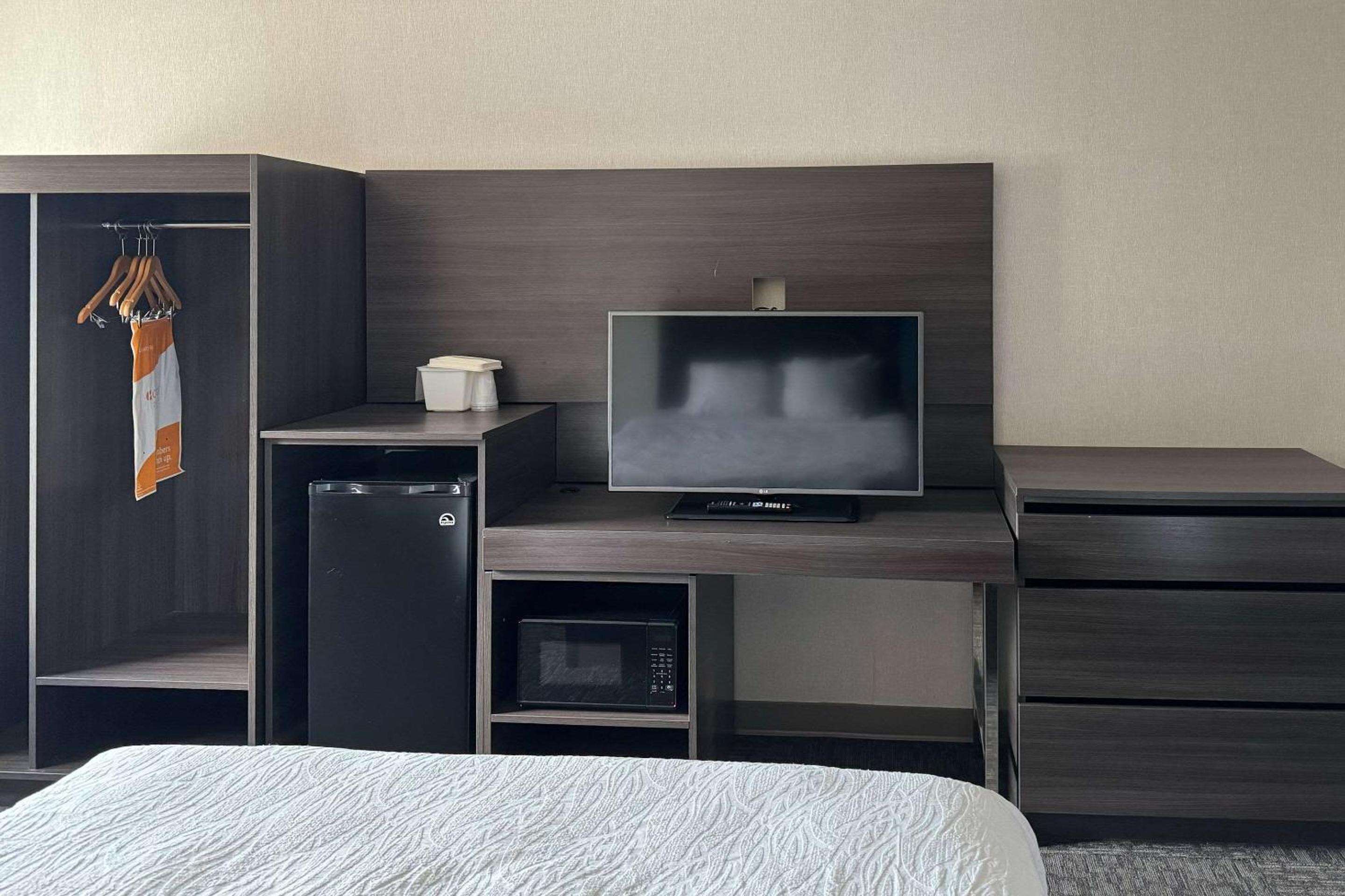 Queen Room with Two Queen Beds - Non-Smoking - Photo 10