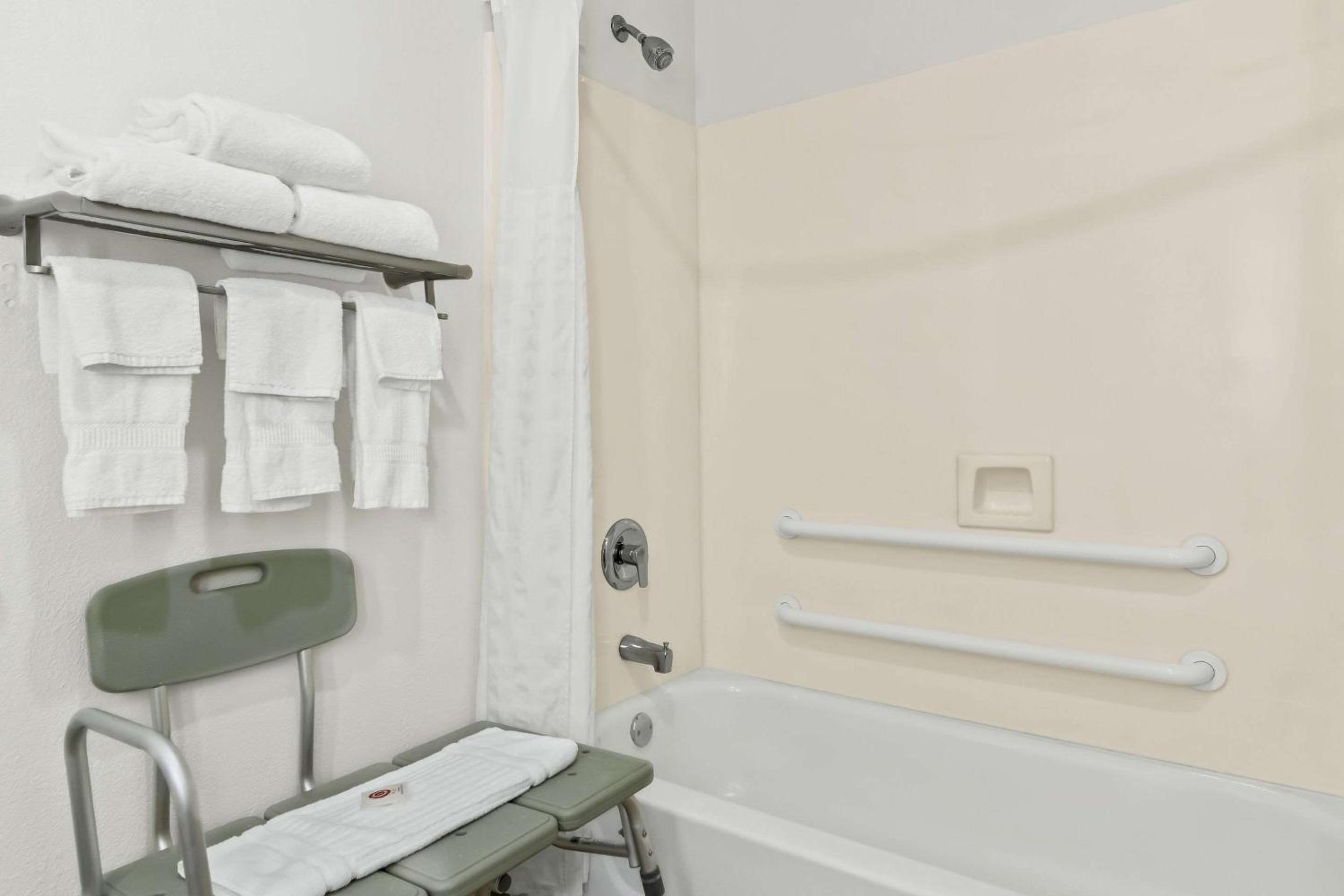Standard King Room with Accessible Tub - Non-Smoking - Photo 7