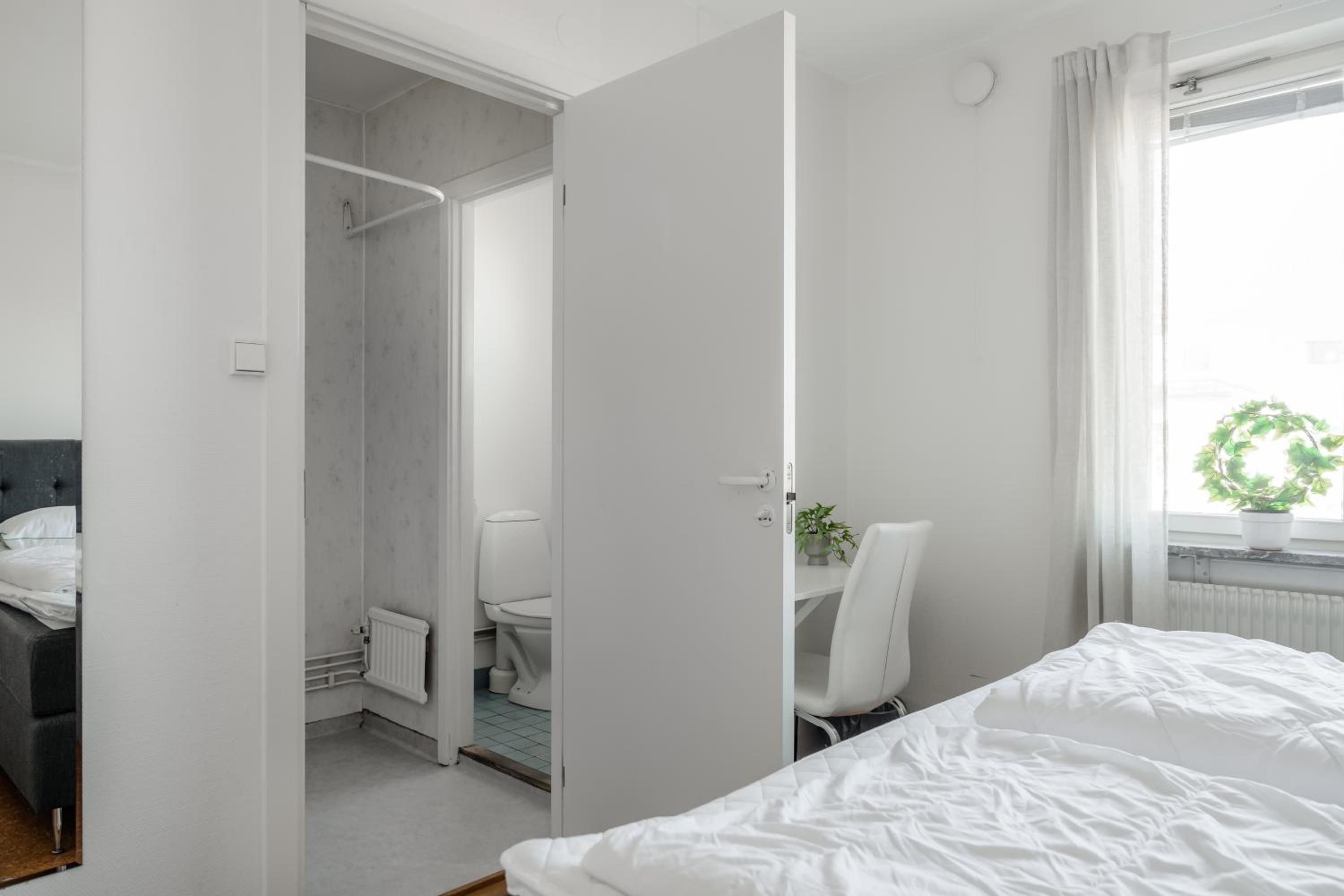 Double Room with Private Bathroom - Photo 8