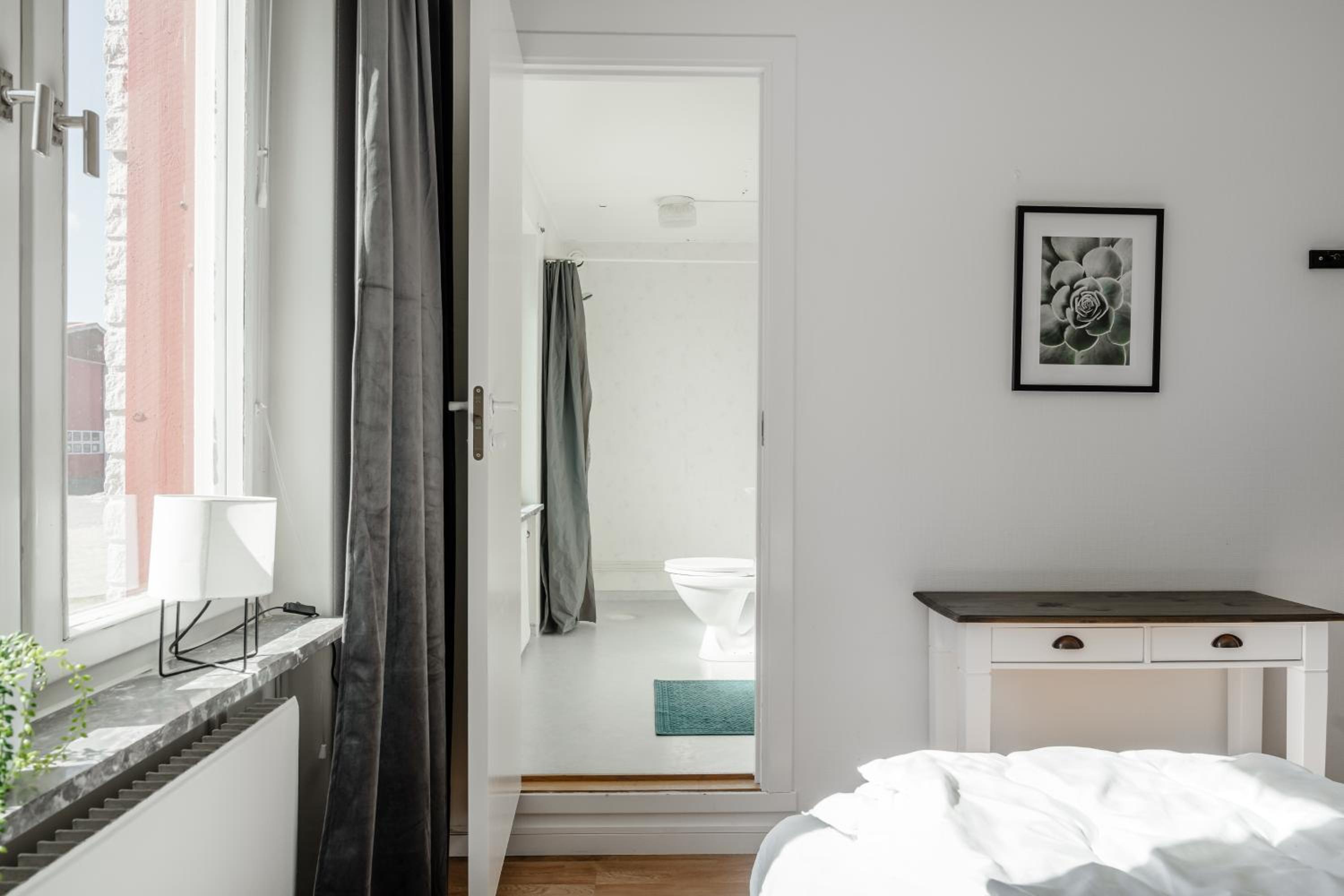 Double Room with Private Bathroom - Photo 2