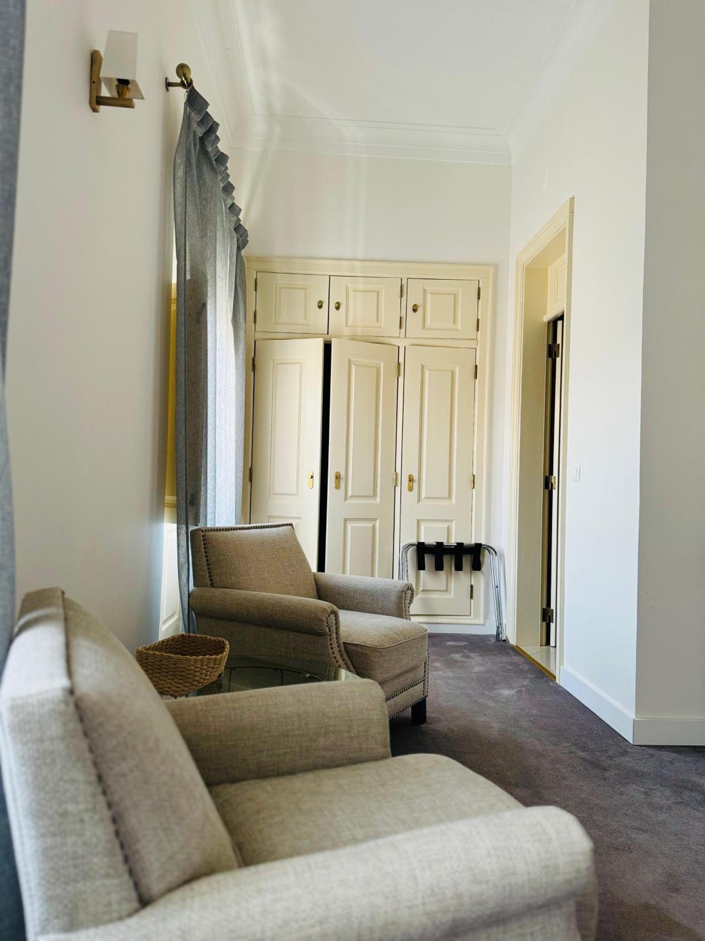 King Room with Balcony - Photo 4