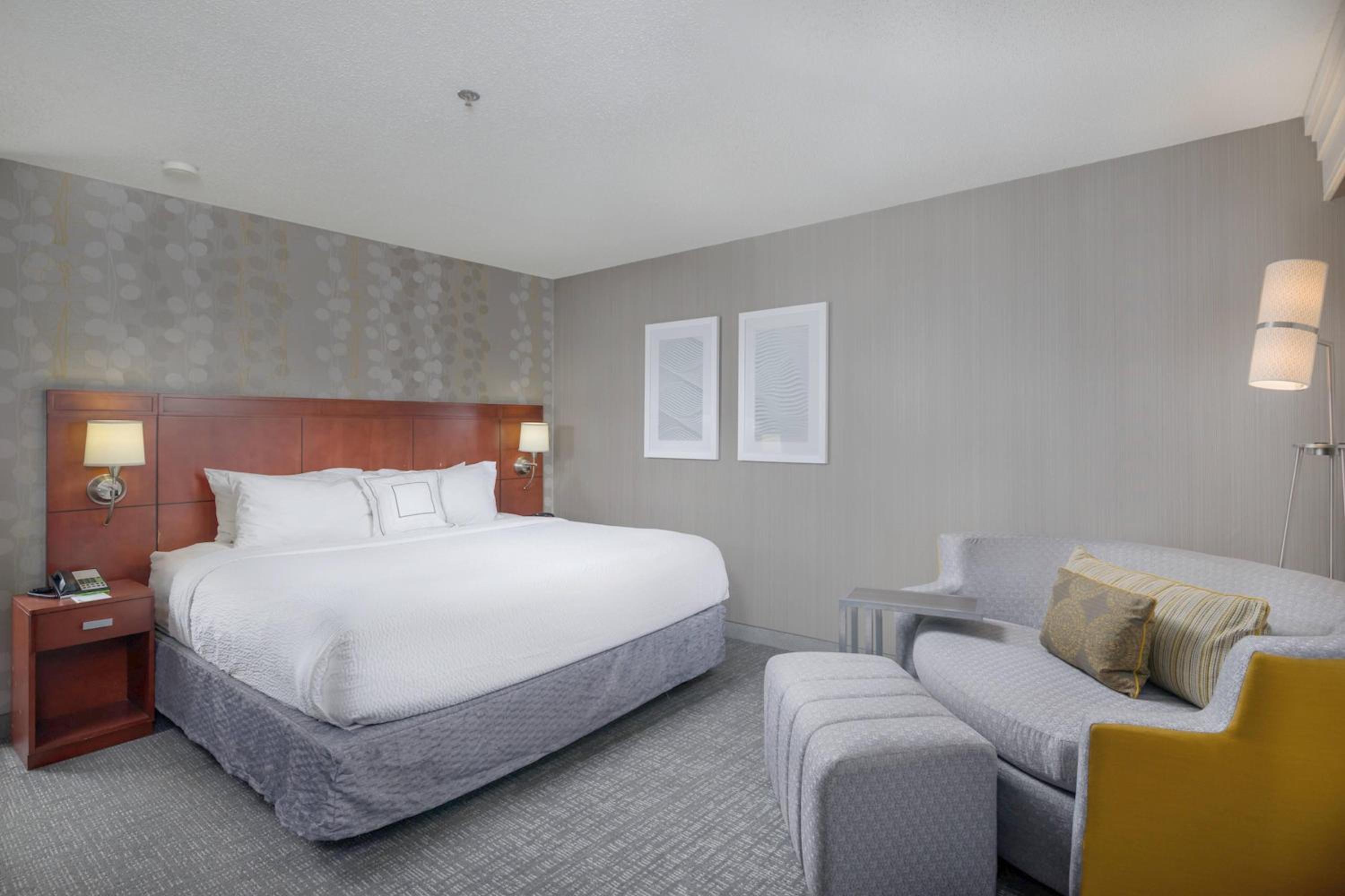 1 Bedroom 2 room Suite, 1 King, Sofa bed - Photo 2