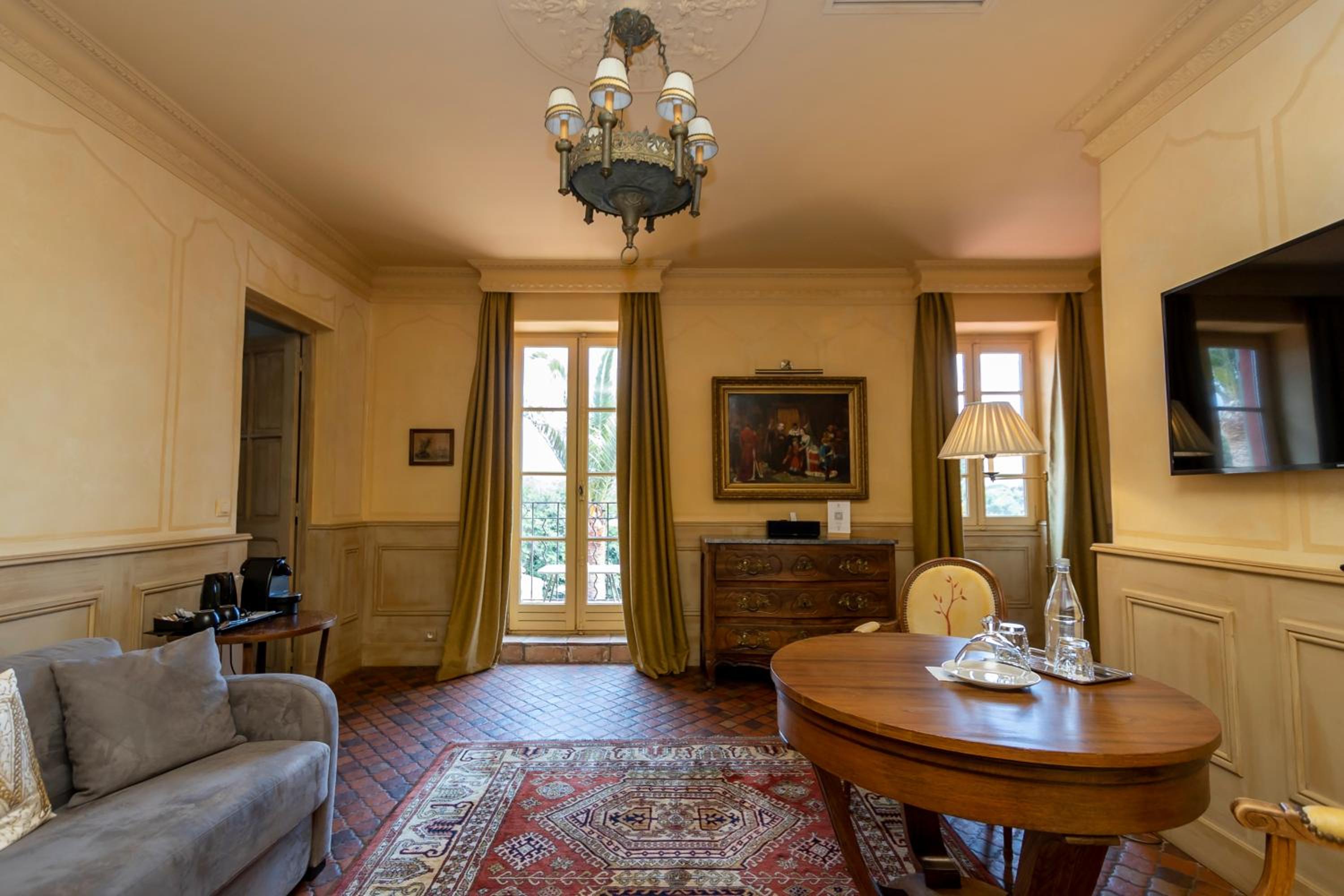 Apartment with Balcony - Photo 6