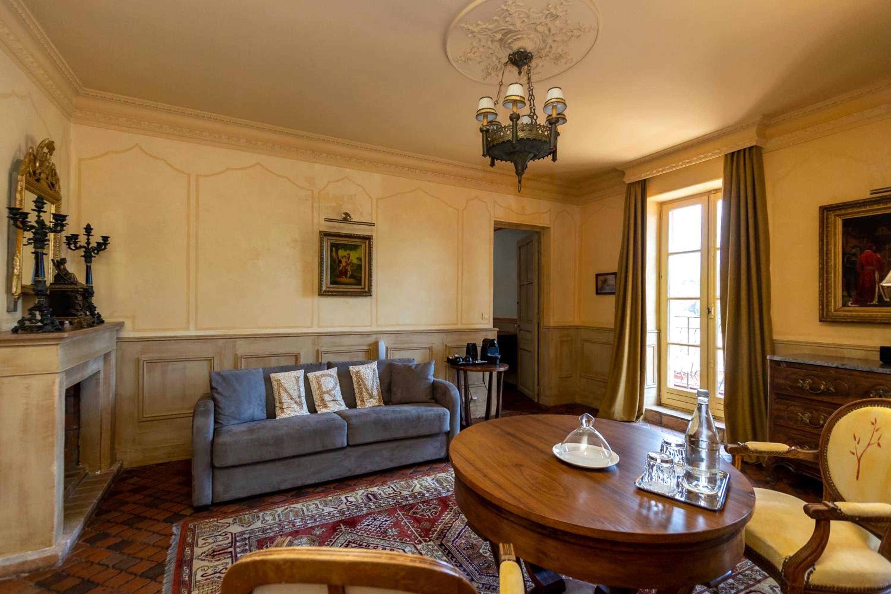 Apartment with Balcony - Photo 7