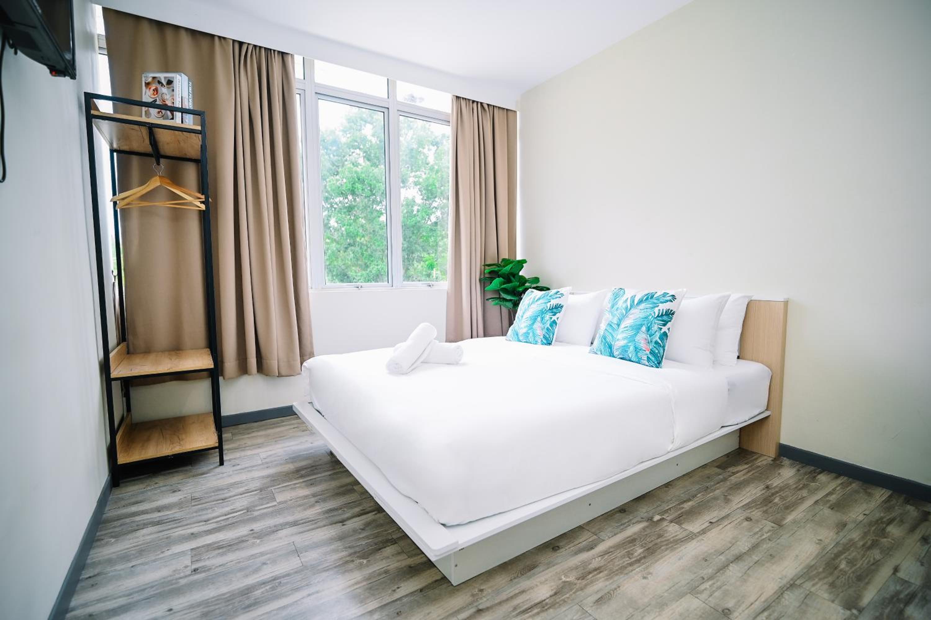 Deluxe Queen Room - Photo 1