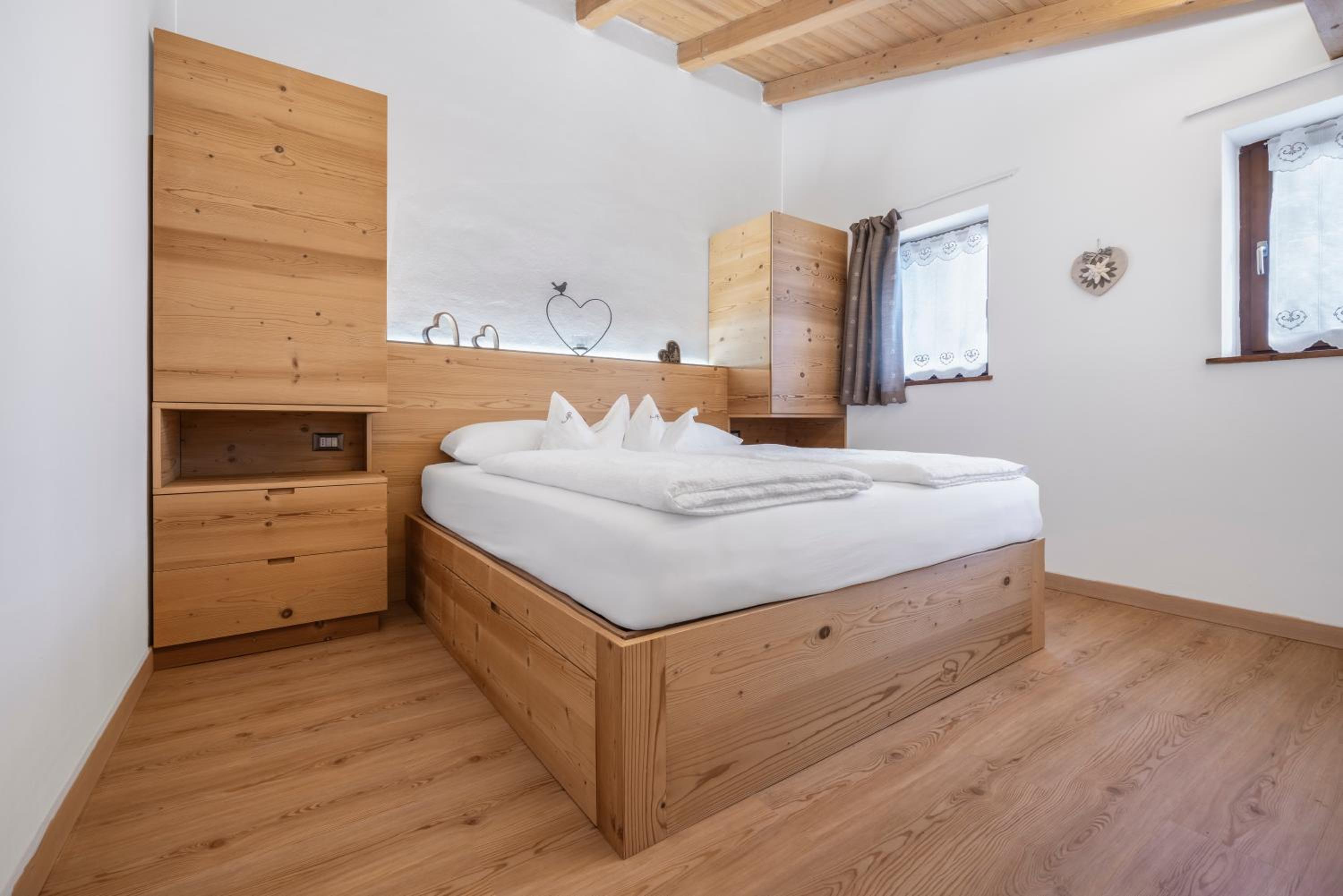 One-Bedroom Apartment with Balcony and Mountain View   - Photo 4