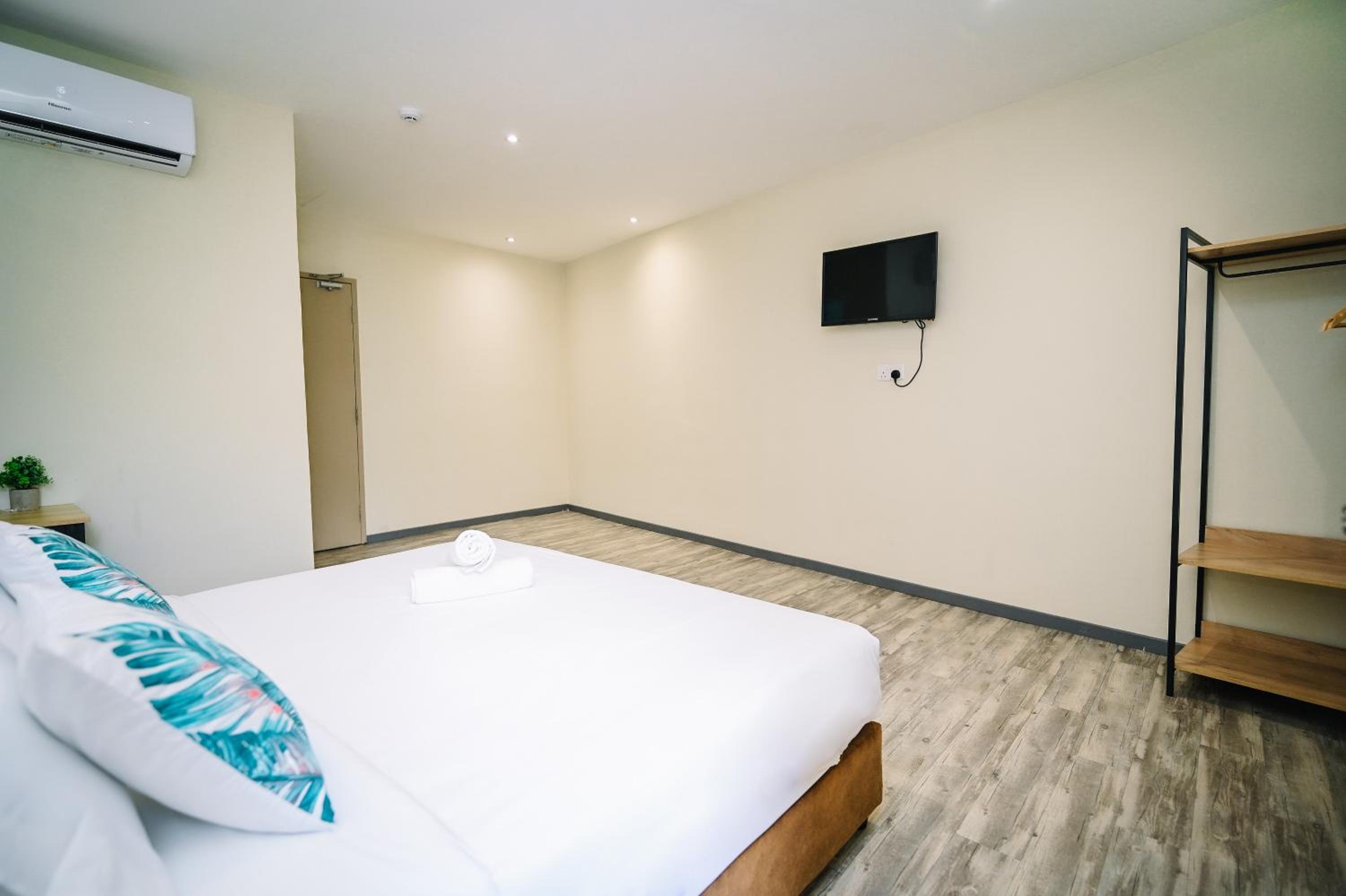 Deluxe King Room - Photo 4
