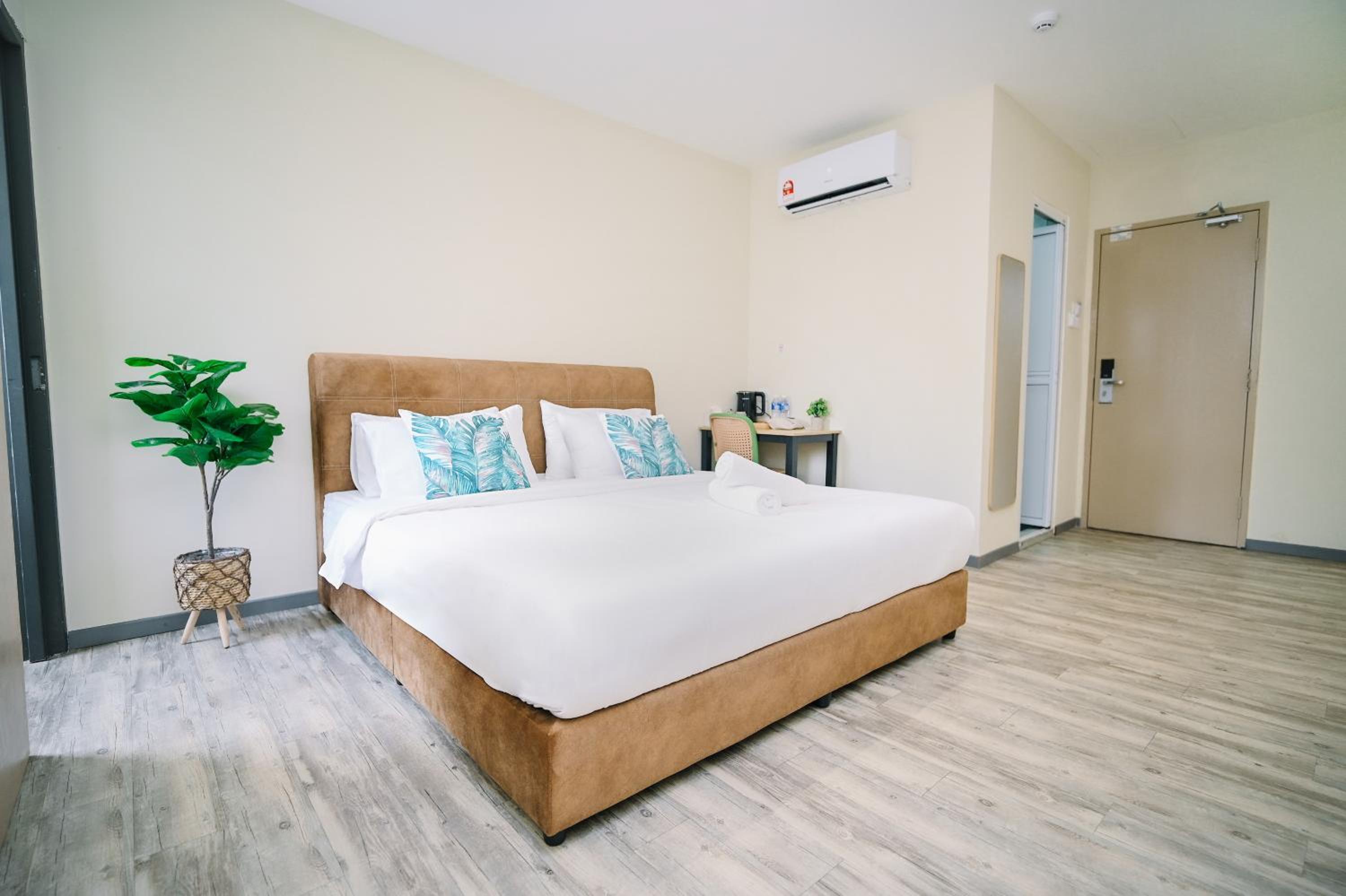 Deluxe King Room - Photo 3
